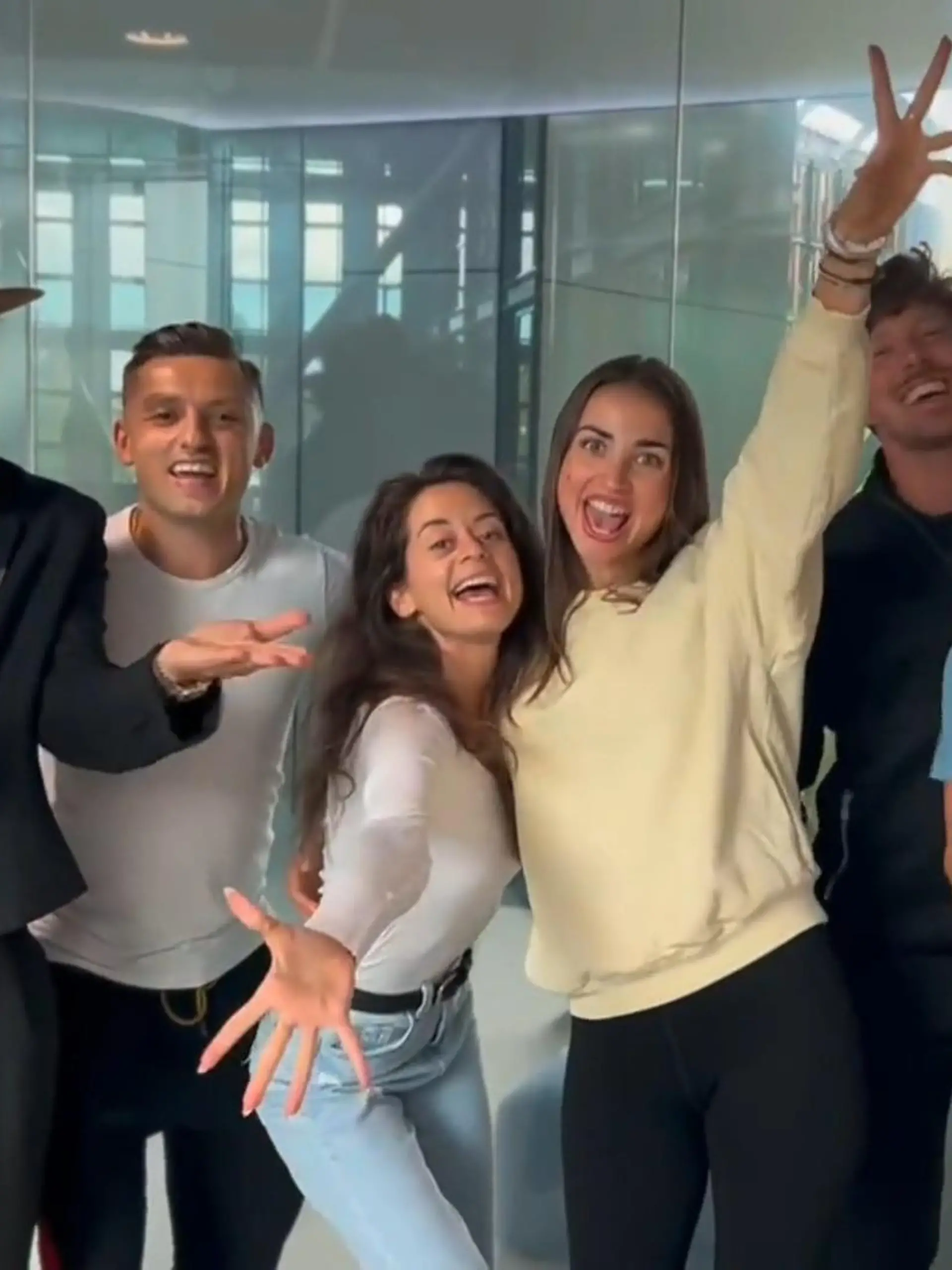 Massimo Sinató, Zsolt Sándor Cseke, Malika Dzumaev, Ekaterina Leonova, Valentin und Renata Lusin - sie alle freuen sich über die Zwillinge
