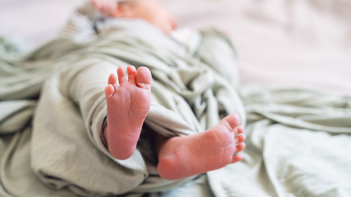 Mutter schläft beim Stillen ein – Baby Evelyn stirbt nur einen Tag nach