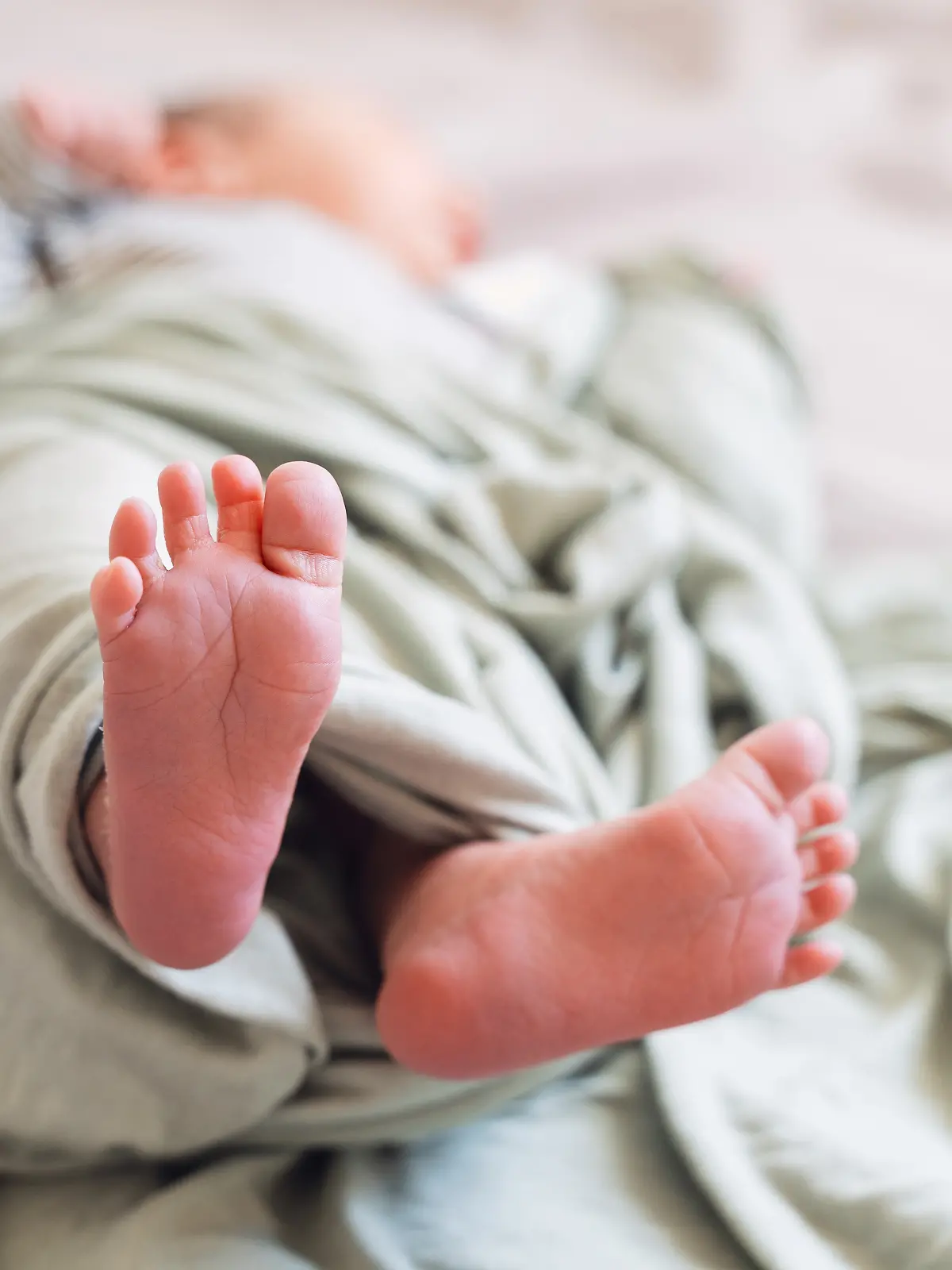 Bild zu: "Mutter schläft beim Stillen ein – Neugeborenes stirbt"