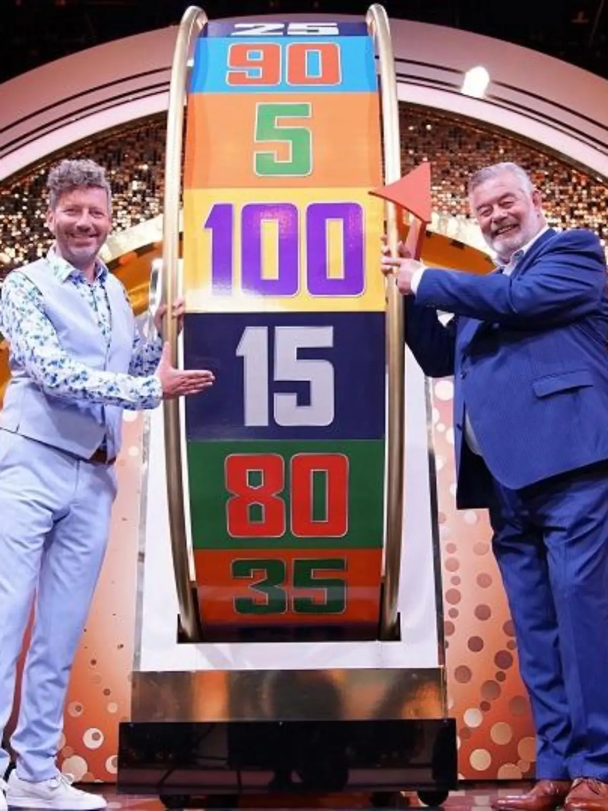 Moderator Harry Wijnvoord und Announcer Thorsten Schorn (l.)

+++ Die Verwendung des sendungsbezogenen Materials ist nur mit dem Hinweis und Verlinkung auf RTL+ gestattet. +++