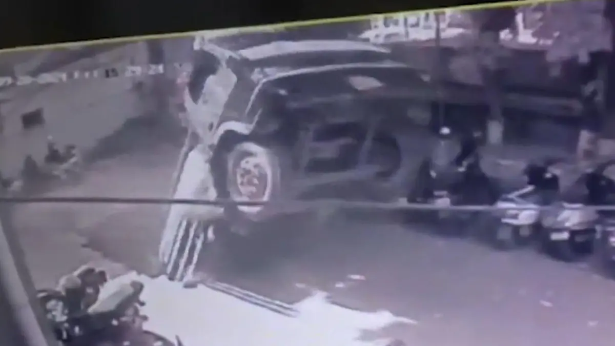 Plötzlich senkrecht! Erdboden verschlingt Tanklaster Fahrer aus Fenster zuigkracht