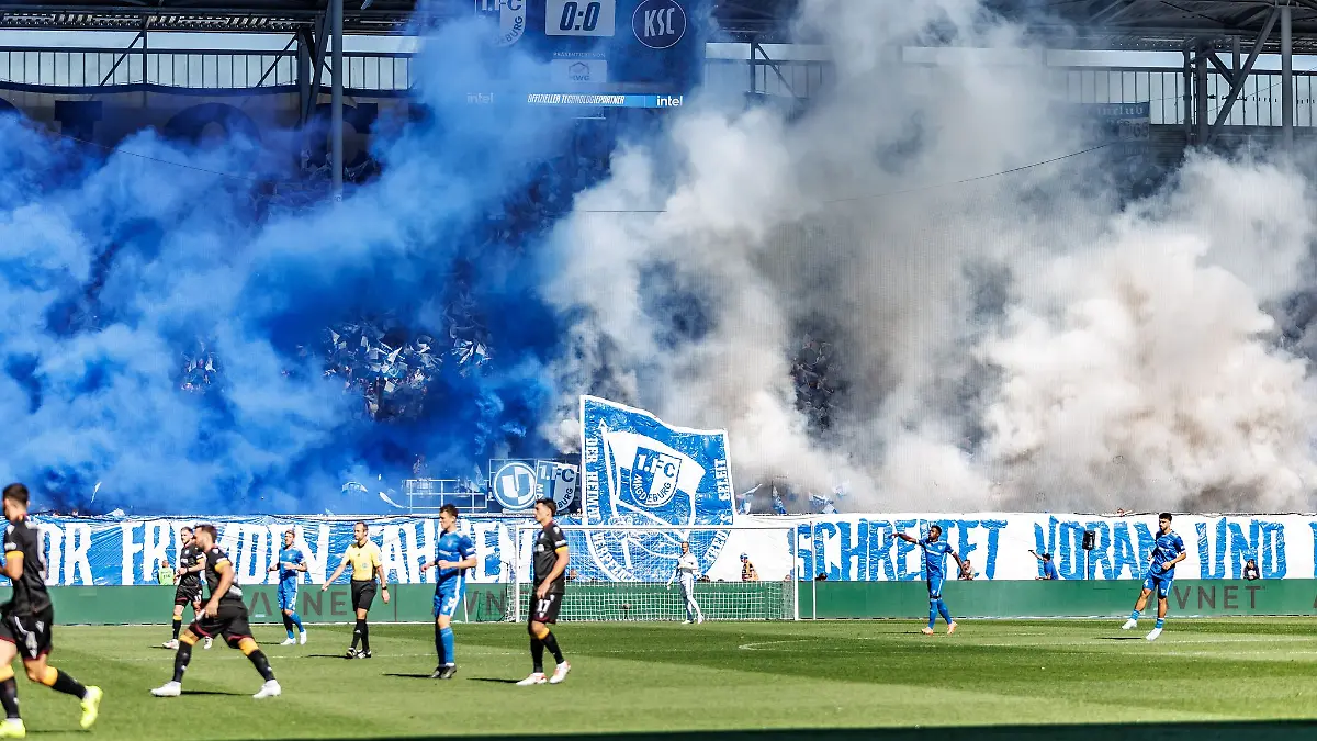 Die Magdeburger Fans zeigen ein fragwürdiges Banner.