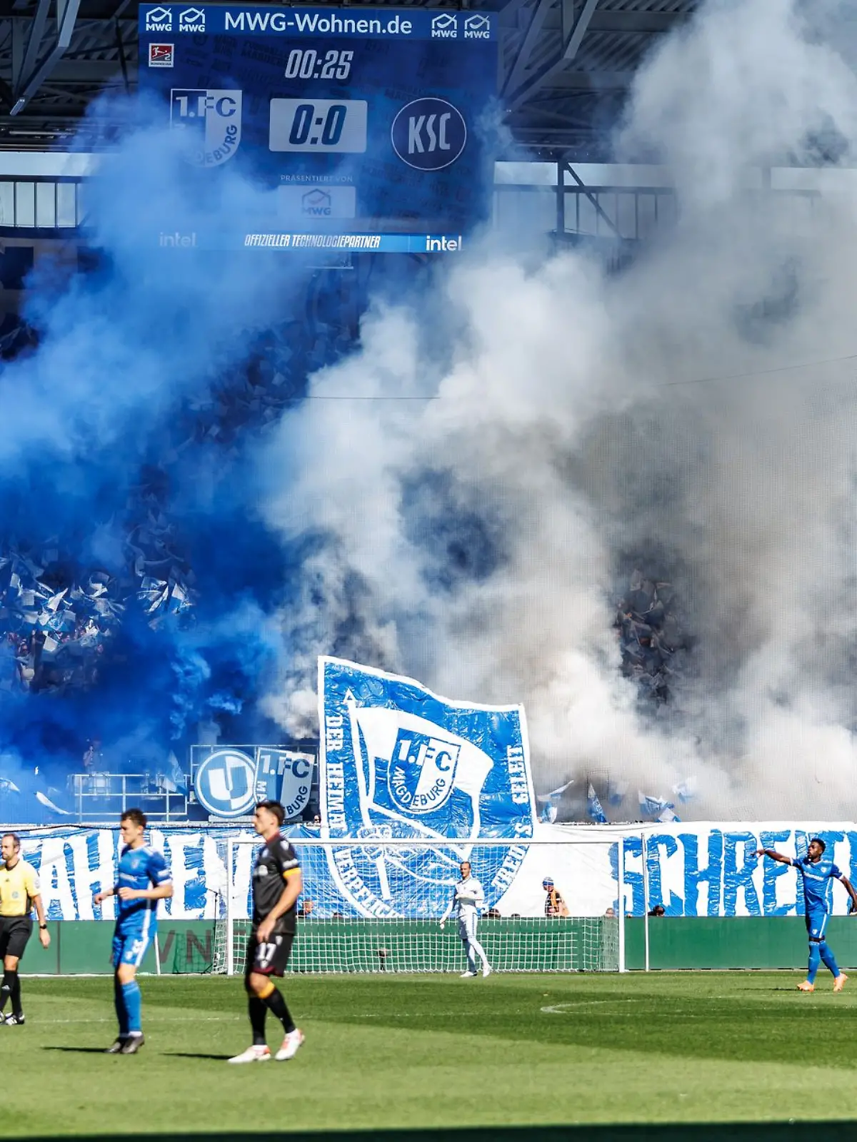 Die Magdeburger Fans zeigen ein fragwürdiges Banner.