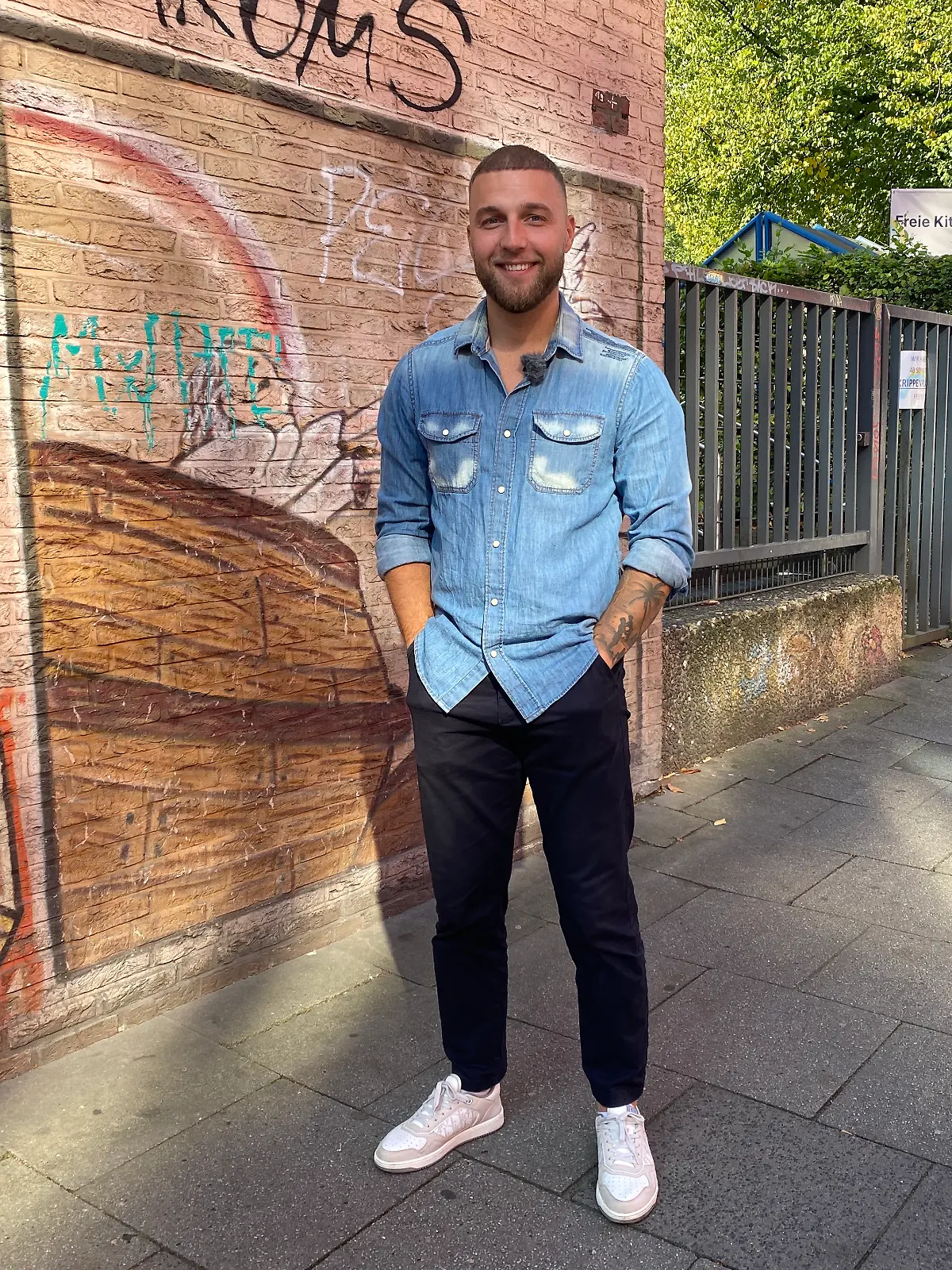 Filip Pavlovic vor seinem Kindergarten auf St. Pauli.