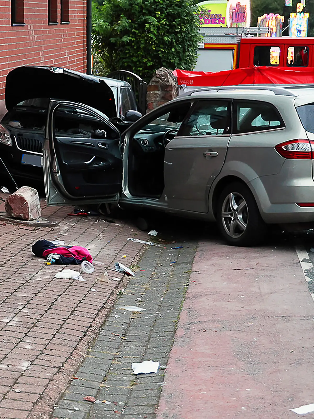 Bild zu: "Mann (58) rast mit Auto in Menschengruppe"