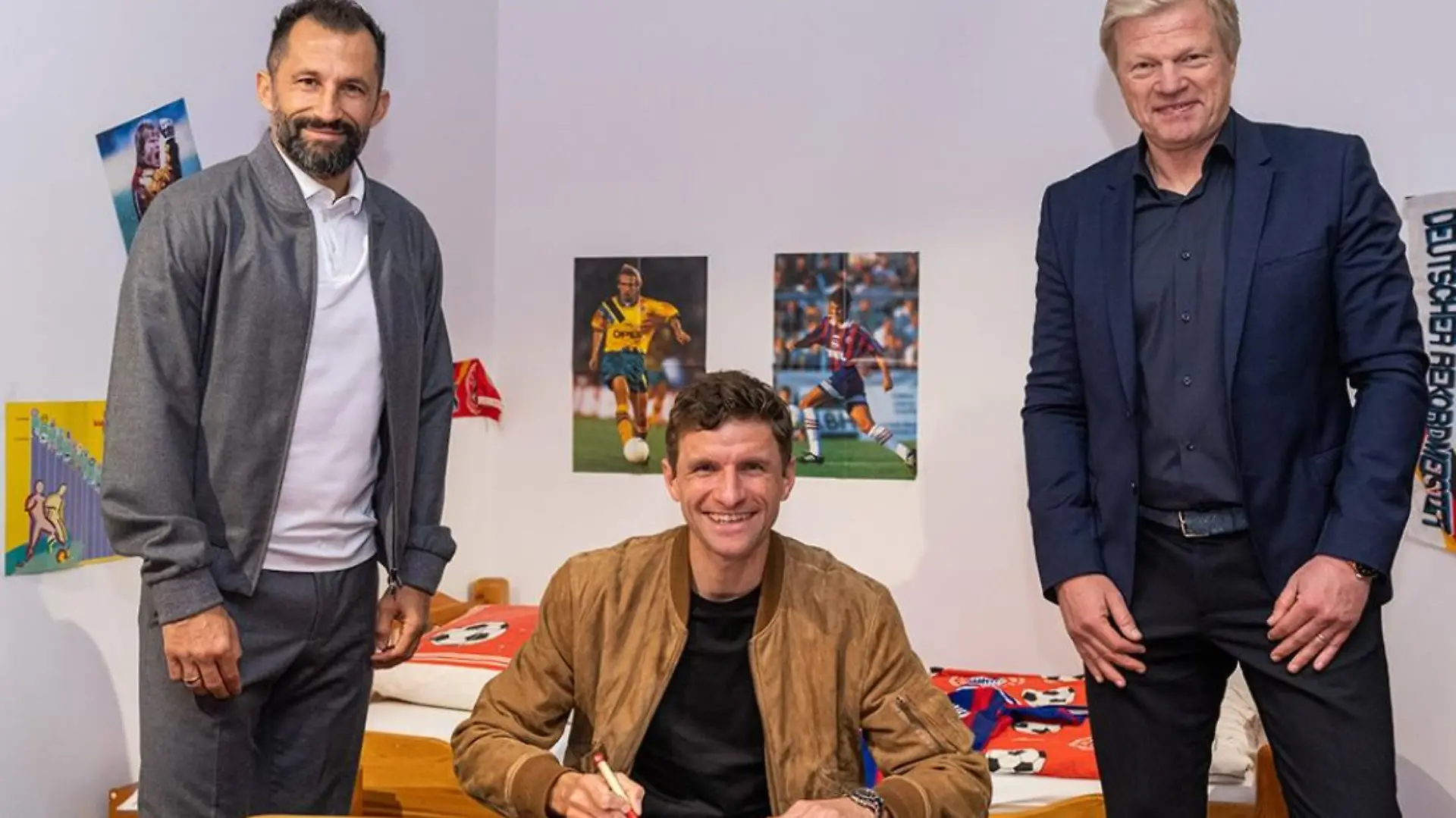 Thomas Müller im Kinderzimmer.