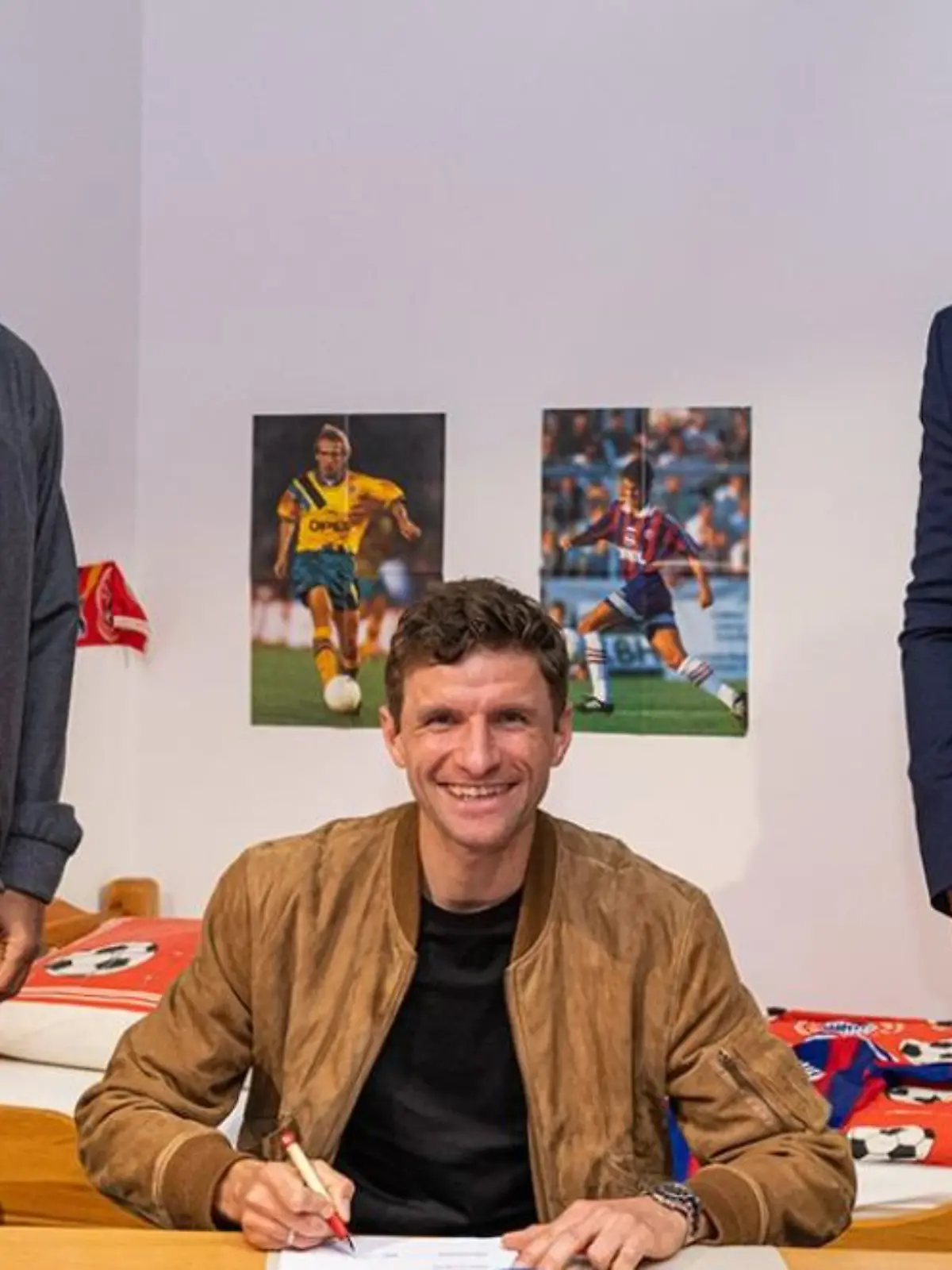 Thomas Müller im Kinderzimmer.