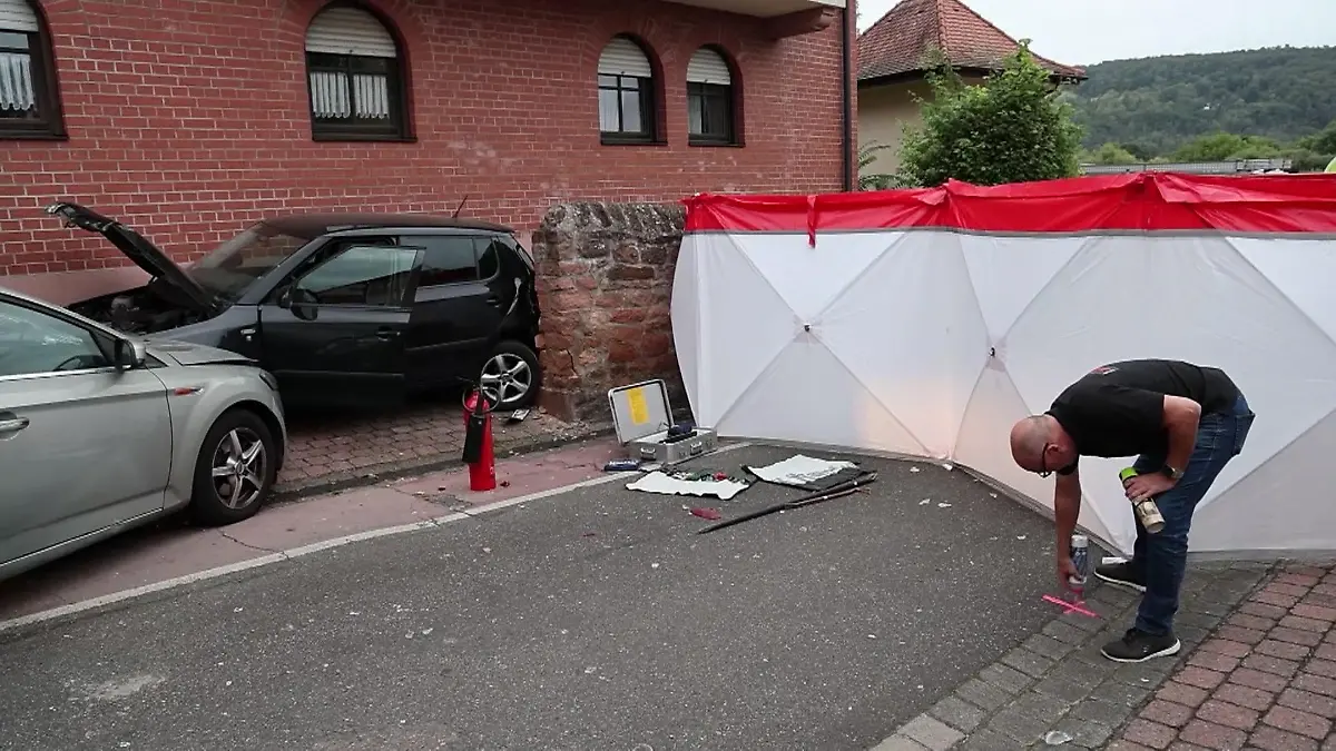 Mann racet met auto in Menschengruppe – auch Kind verletzt Horror op Volksfest in Beieren