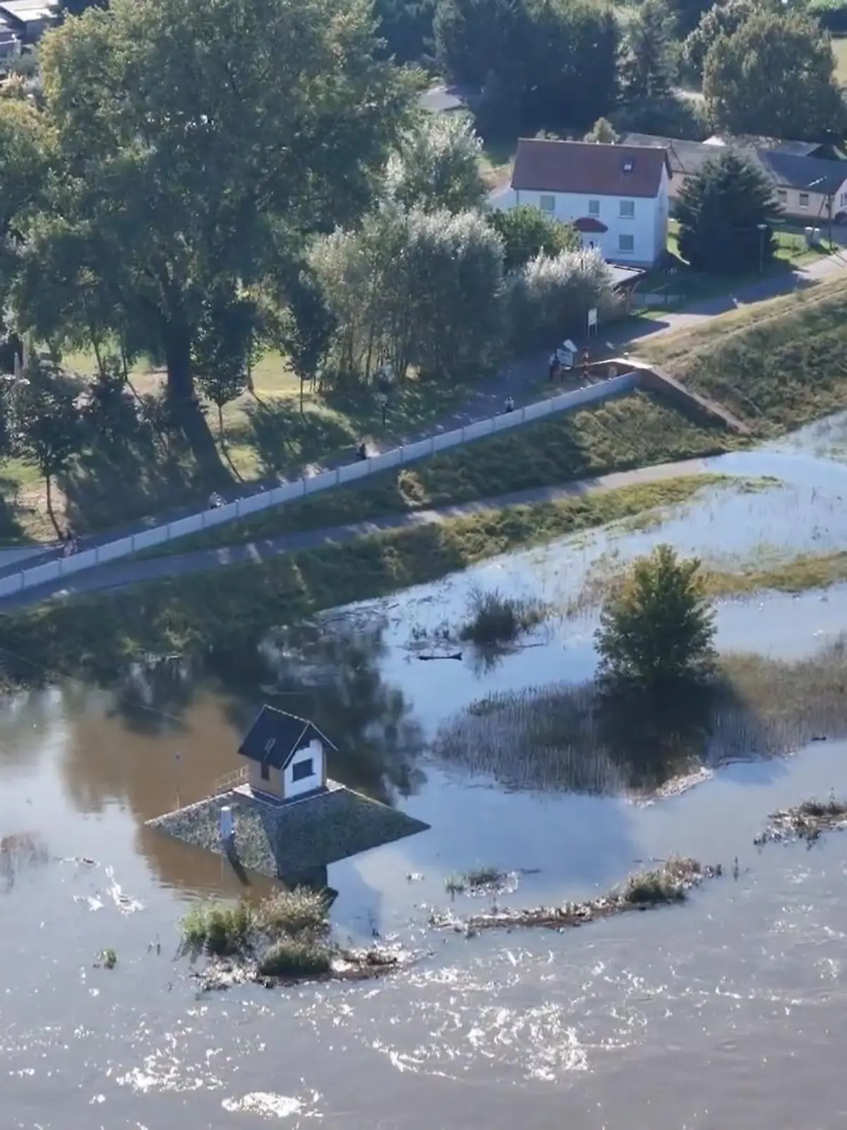 Die Oder ist über die Ufer getreten.