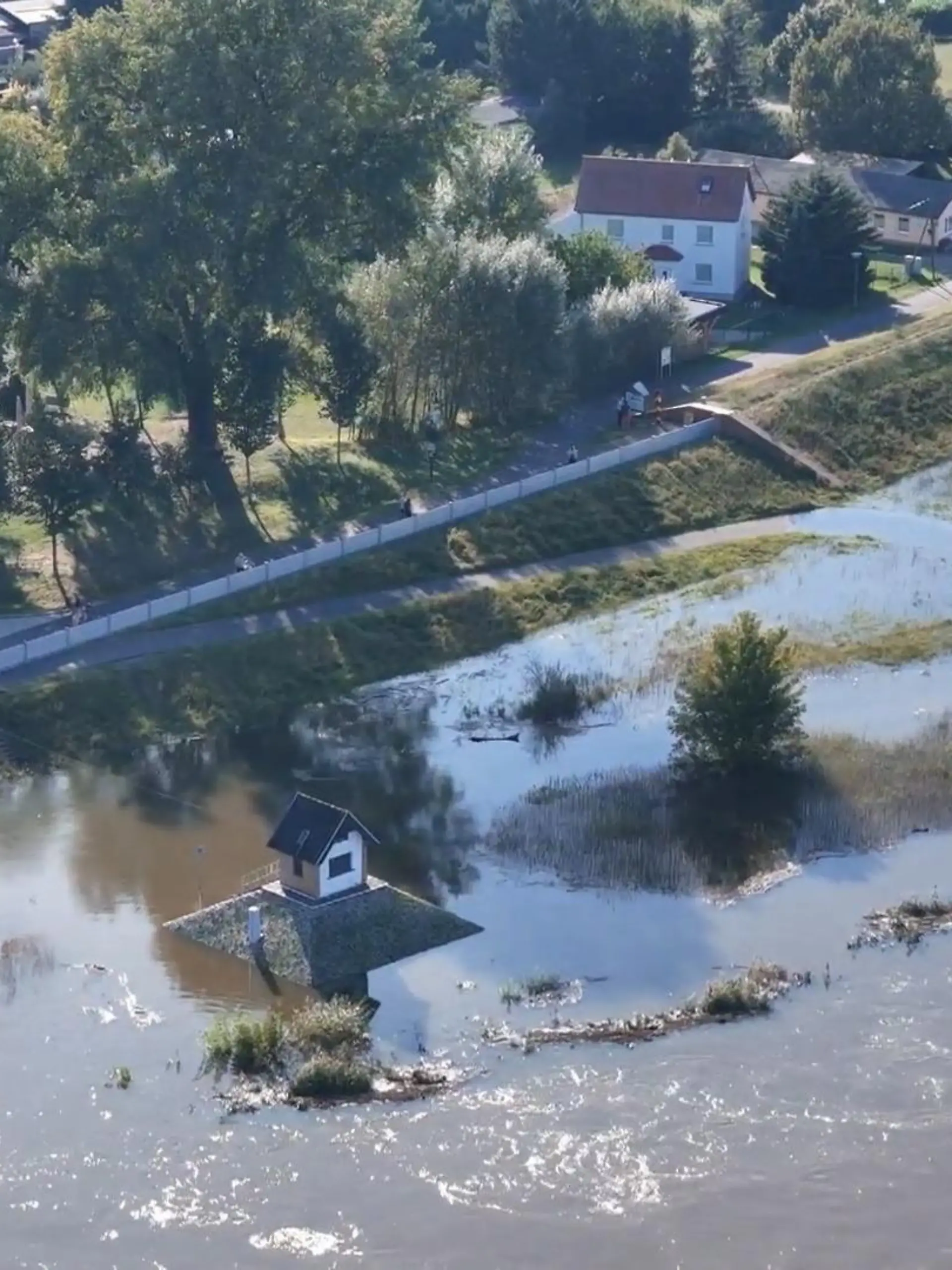 Die Oder ist über die Ufer getreten.