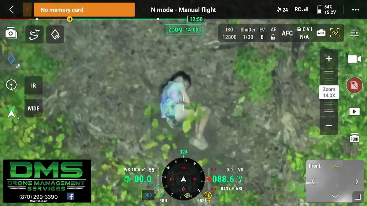 Schlafwandelnde Peyton (10) loopt 's nachts in Wald Drohne filmt zijn herstel