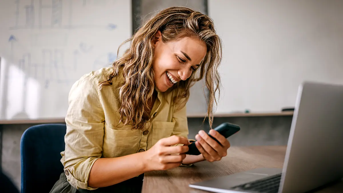Frau beim Online-Shopping.
