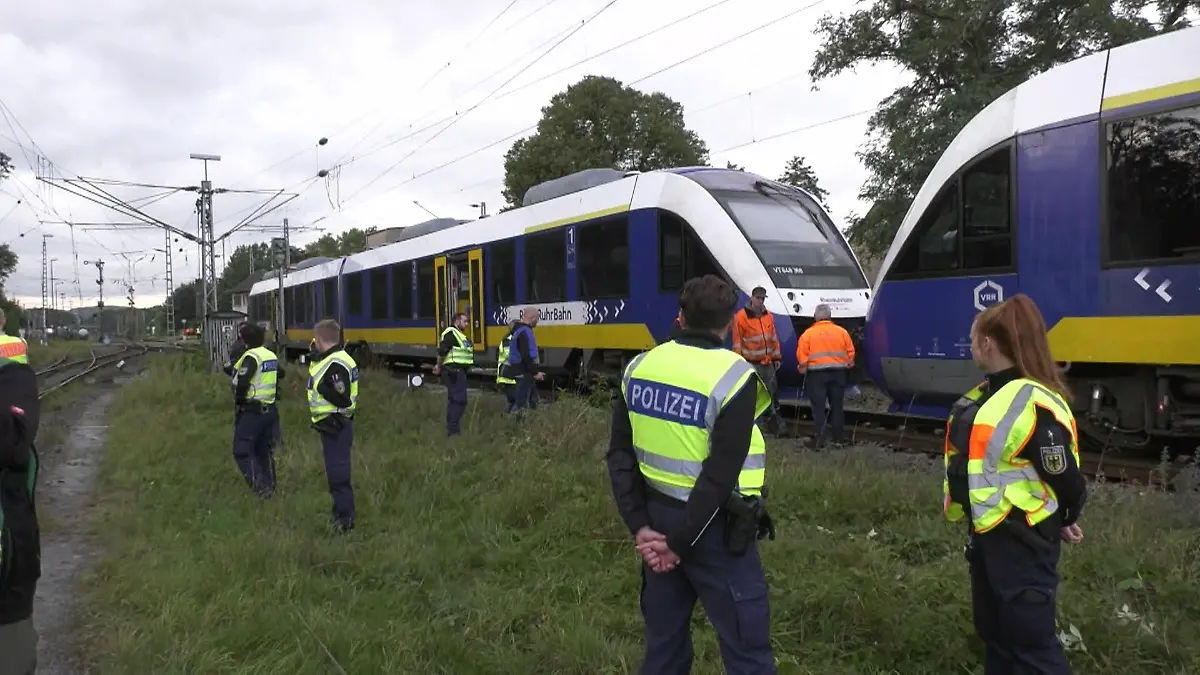 Personenzug crasht mit Güterzug Unglück im Kreis Wesel