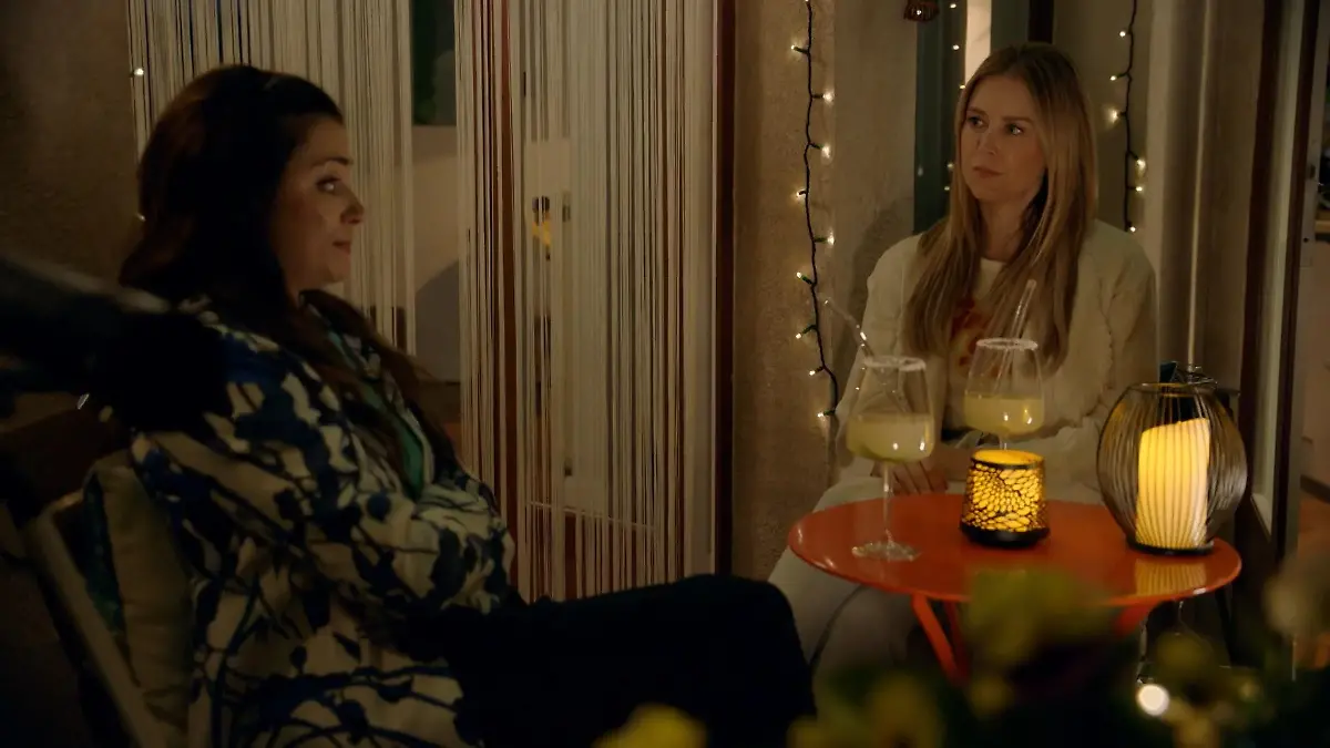 Jessica will wissen, was das zwischen Emily und Tobias ist.