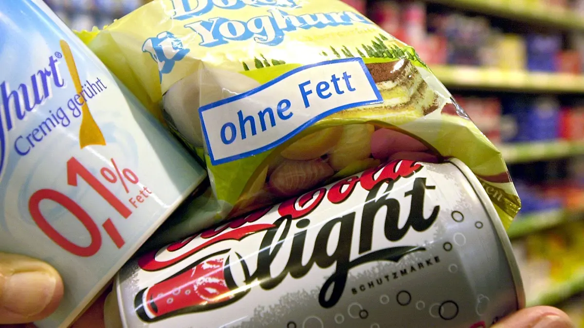 Wenig Fettgehalt versprechen Verpackungen verschiedener Lebensmittel, die eine Frau am 16.7.2003 in einem Supermarkt in Frankfurt in den Händen hält. "Light"-Produkte liegen im Trend.  Dennoch: Nicht immer halten Produkte mit Hinweisen wie "fettfrei",  "gut gegen Stress" und "macht schlank", was die einprägsamen Slogans versprechen. Deshalb brachte EU-Verbraucherkommissar Byrne am 16.7. in Brüssel eine Richtlinie auf den Weg, die Schluss mit unklaren Angaben machen soll. Der Vorschlag an die EU-Staaten zielt darauf, irreführende Werbung für gesundheitliche Vorzüge von Lebensmitteln zu verbieten. Der Verbraucher soll auf Verpackungen nur nachprüfbare Aussagen finden. So soll es für alle Nährwert bezogenen Angaben klare Vorschriften für die Hersteller geben, was auf dem Etikett stehen muss oder nicht mehr stehen darf.