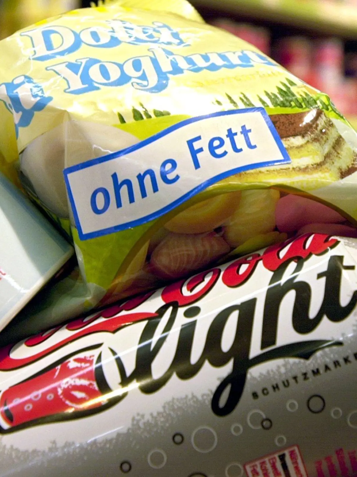 Wenig Fettgehalt versprechen Verpackungen verschiedener Lebensmittel, die eine Frau am 16.7.2003 in einem Supermarkt in Frankfurt in den Händen hält. "Light"-Produkte liegen im Trend.  Dennoch: Nicht immer halten Produkte mit Hinweisen wie "fettfrei",  "gut gegen Stress" und "macht schlank", was die einprägsamen Slogans versprechen. Deshalb brachte EU-Verbraucherkommissar Byrne am 16.7. in Brüssel eine Richtlinie auf den Weg, die Schluss mit unklaren Angaben machen soll. Der Vorschlag an die EU-Staaten zielt darauf, irreführende Werbung für gesundheitliche Vorzüge von Lebensmitteln zu verbieten. Der Verbraucher soll auf Verpackungen nur nachprüfbare Aussagen finden. So soll es für alle Nährwert bezogenen Angaben klare Vorschriften für die Hersteller geben, was auf dem Etikett stehen muss oder nicht mehr stehen darf.