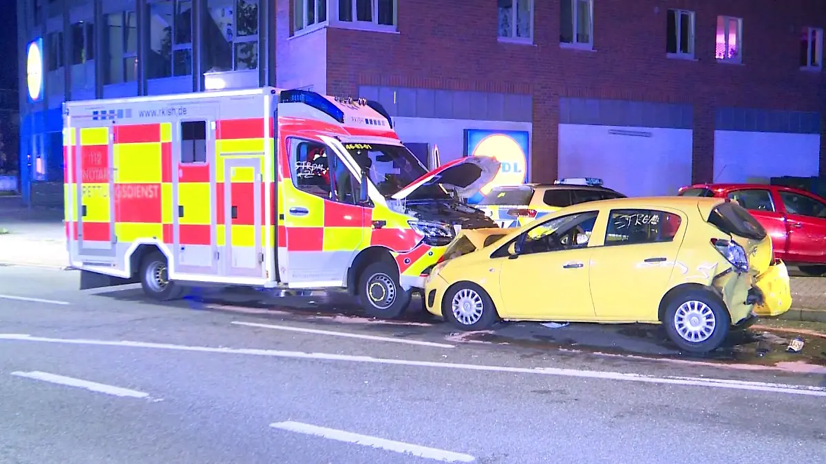 Bei dem Unfall wird ein Pkw gegen den Rettungswagen gerammt.