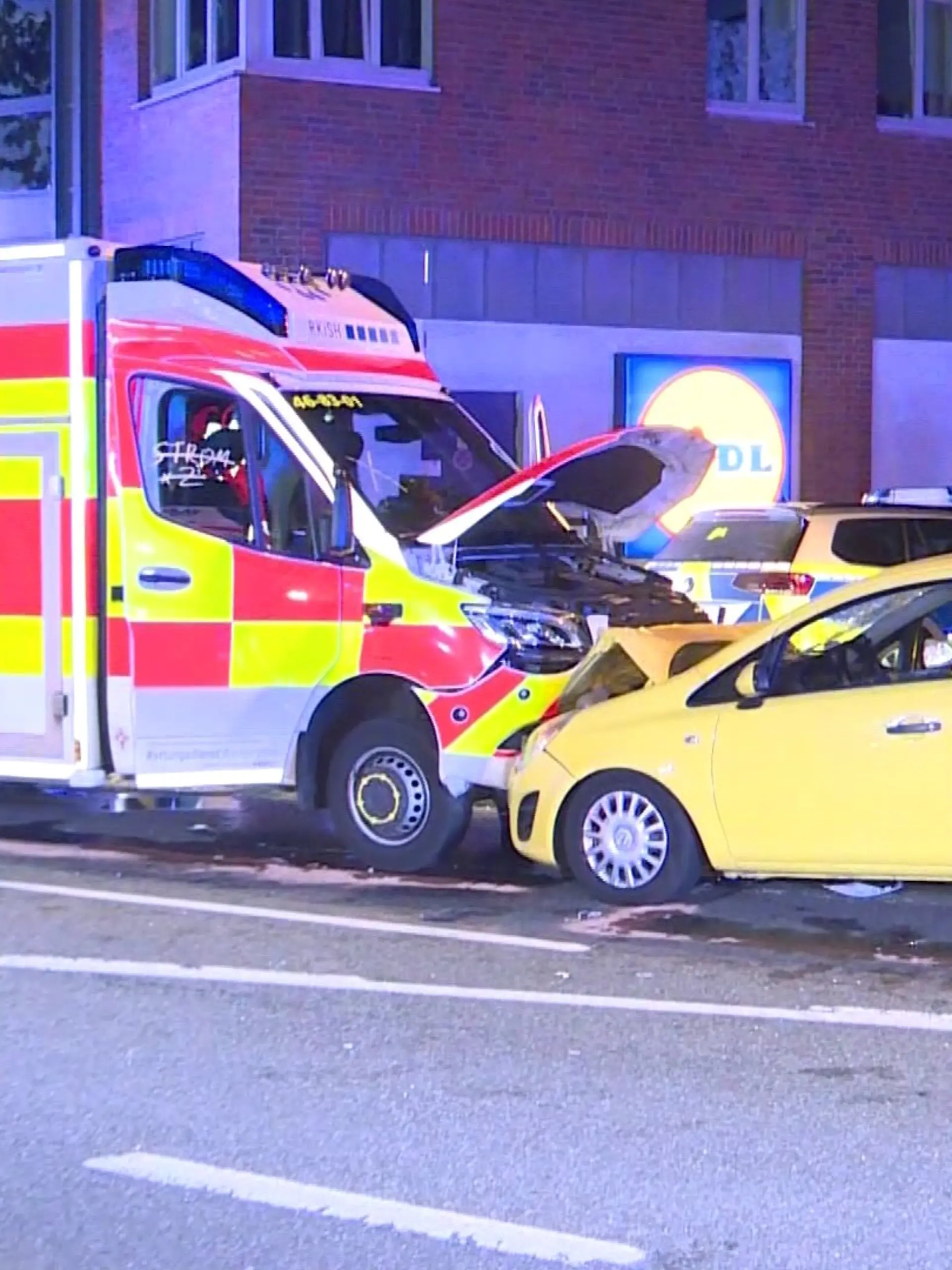 Bei dem Unfall wird ein Pkw gegen den Rettungswagen gerammt.