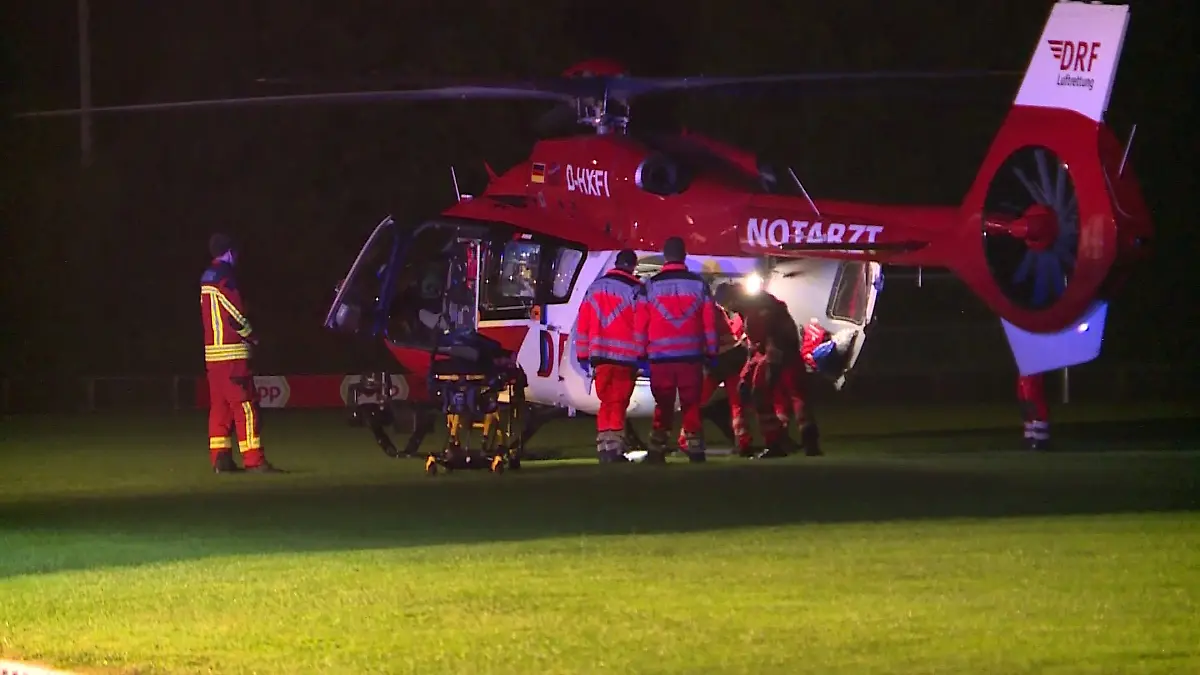 Ein Sanitäter und ein Polizist werden schwer verletzt ins Krankenhaus geflogen.