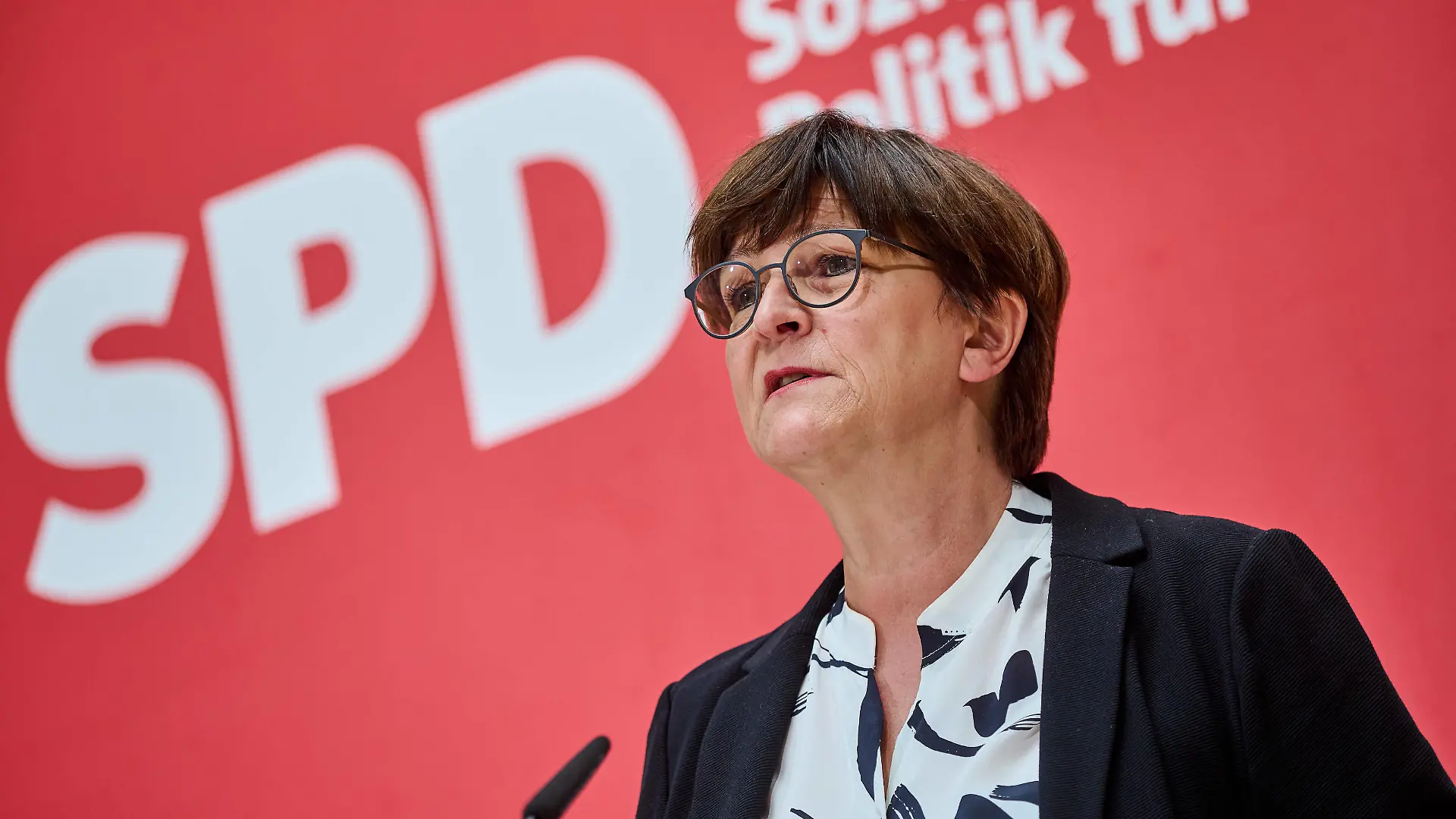 SPD-Parteivorsitzende Saskia Esken während einer Pressekonferenz im Berliner Willy-Brandt-Haus. / SPD party chairwoman Saskia Esken during a press conference at the Willy Brandt House in Berlin. snapshot-photography/F.Boillot *** SPD party chairwoman Saskia Esken during a press conference at the Willy Brandt House in Berlin SPD party chairwoman Saskia Esken during a press conference at the Willy Brandt House in Berlin snapshot photography F Boillot