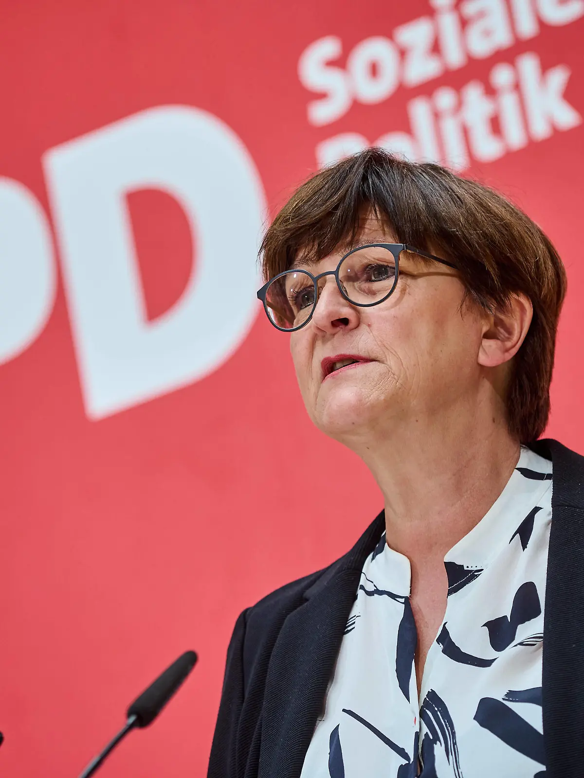  SPD-Parteivorsitzende Saskia Esken während einer Pressekonferenz im Berliner Willy-Brandt-Haus. / SPD party chairwoman Saskia Esken during a press conference at the Willy Brandt House in Berlin. snapshot-photography/F.Boillot *** SPD party chairwoman Saskia Esken during a press conference at the Willy Brandt House in Berlin SPD party chairwoman Saskia Esken during a press conference at the Willy Brandt House in Berlin snapshot photography F Boillot
