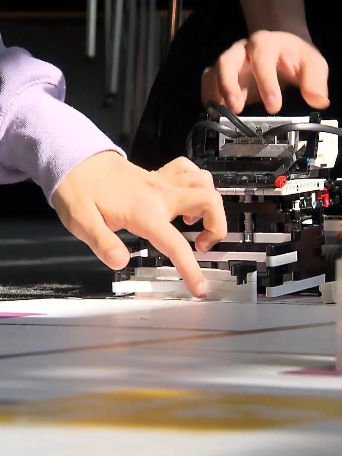 Bild zu: "Schüler bauen Roboter aus Legosteinen"