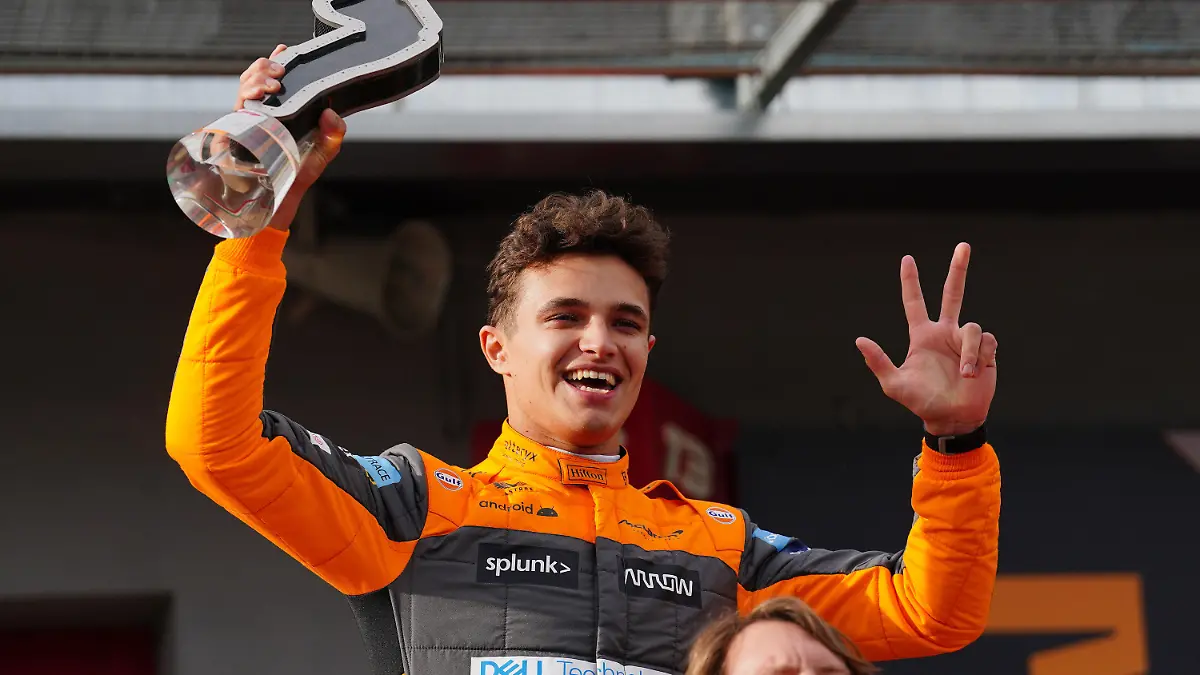 24.04.2022, Italien, Imola: Motorsport: Formel-1-Weltmeisterschaft, Grand Prix der Emilia-Romagna, Rennen: McLaren-Pilot Lando Norris feiert seinen dritten Platz auf dem Podium nach dem Großen Preis der Emilia-Romagna auf der Rennstrecke Autodromo Internazionale Enzo e Dino Ferrari. Foto: David Davies/PA Wire/dpa +++ dpa-Bildfunk +++