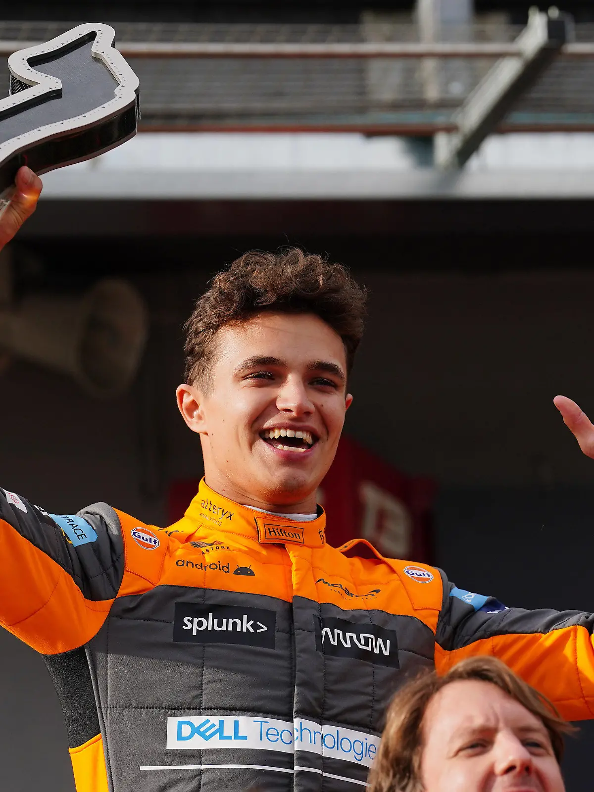 24.04.2022, Italien, Imola: Motorsport: Formel-1-Weltmeisterschaft, Grand Prix der Emilia-Romagna, Rennen: McLaren-Pilot Lando Norris feiert seinen dritten Platz auf dem Podium nach dem Großen Preis der Emilia-Romagna auf der Rennstrecke Autodromo Internazionale Enzo e Dino Ferrari. Foto: David Davies/PA Wire/dpa +++ dpa-Bildfunk +++