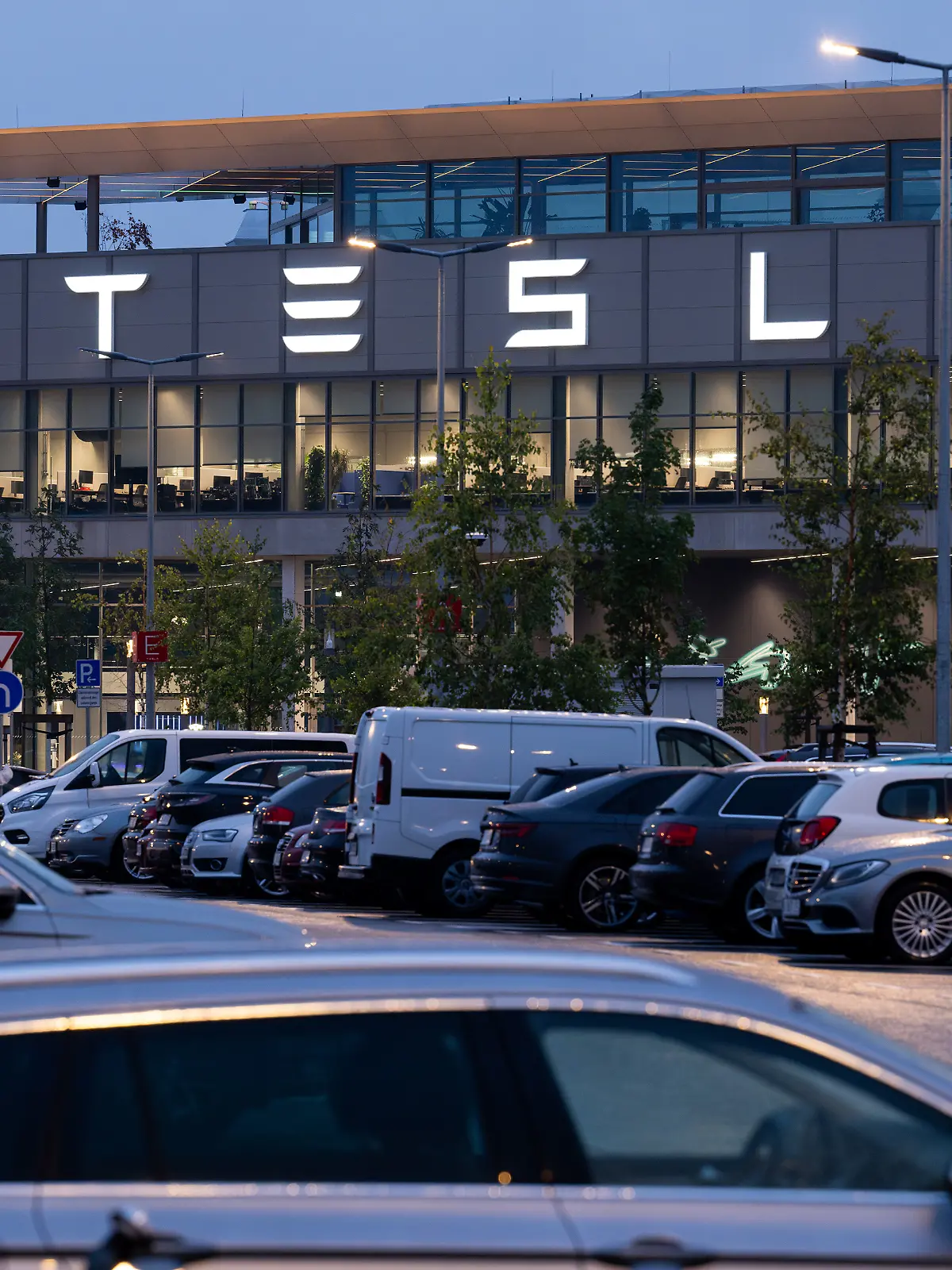 Bild zu: "Tesla-Chefs machen Hausbesuche bei Kranken "