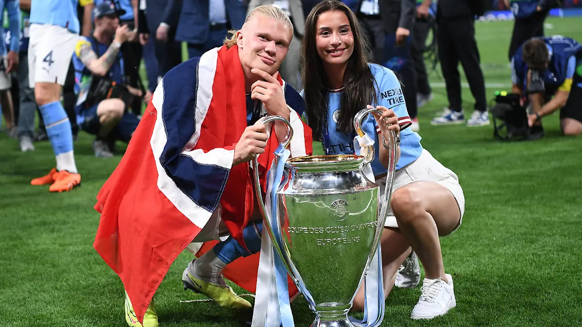 Fußball Champions League Finale Manchester City - Inter Mailand am 10.06.2023 im Atatürk-Olympiastadion in Istanbul Erling Haaland ( Manchester ) mit Freundin Isabel Haugseng Johansen, rechts und dem Champions League-Pokal Foto: Revierfoto