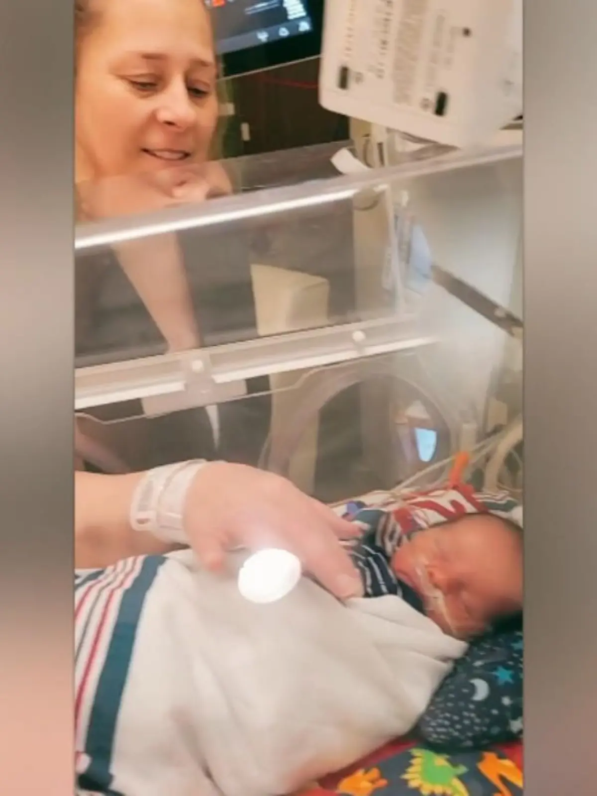 Kimberly Chasteen hat den anstrengendsten Teil des Eltern-Daseins eigentlich schon hinter sich. Ihre Kinder Jessica (35), Kayla (33), Richard (33), Blake (20), Briar (19) und Balin (17) stehen alle mehr oder weniger auf eigenen Beinen im Leben. Und weil Mama jetzt anscheinend zu viel Freizeit hat, legt sie direkt nochmal nach – und das mit 51!