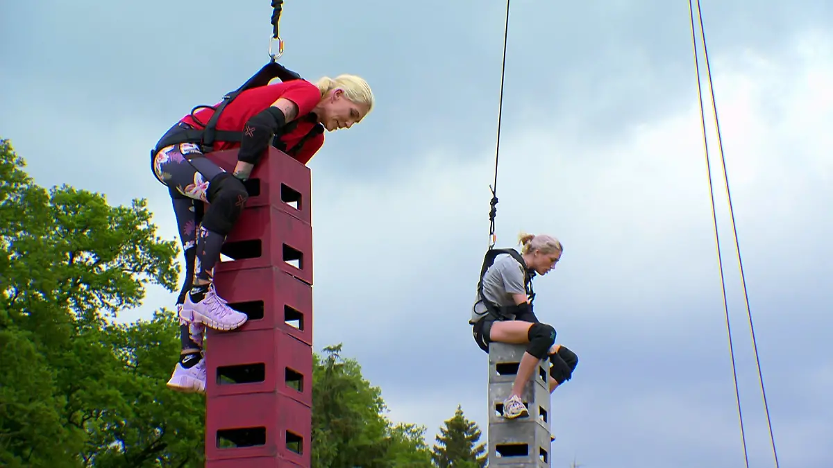 Sarah und Tessa kämpfen in schwindelerregender Höhe in der Exit-Challenge gegeneinander.