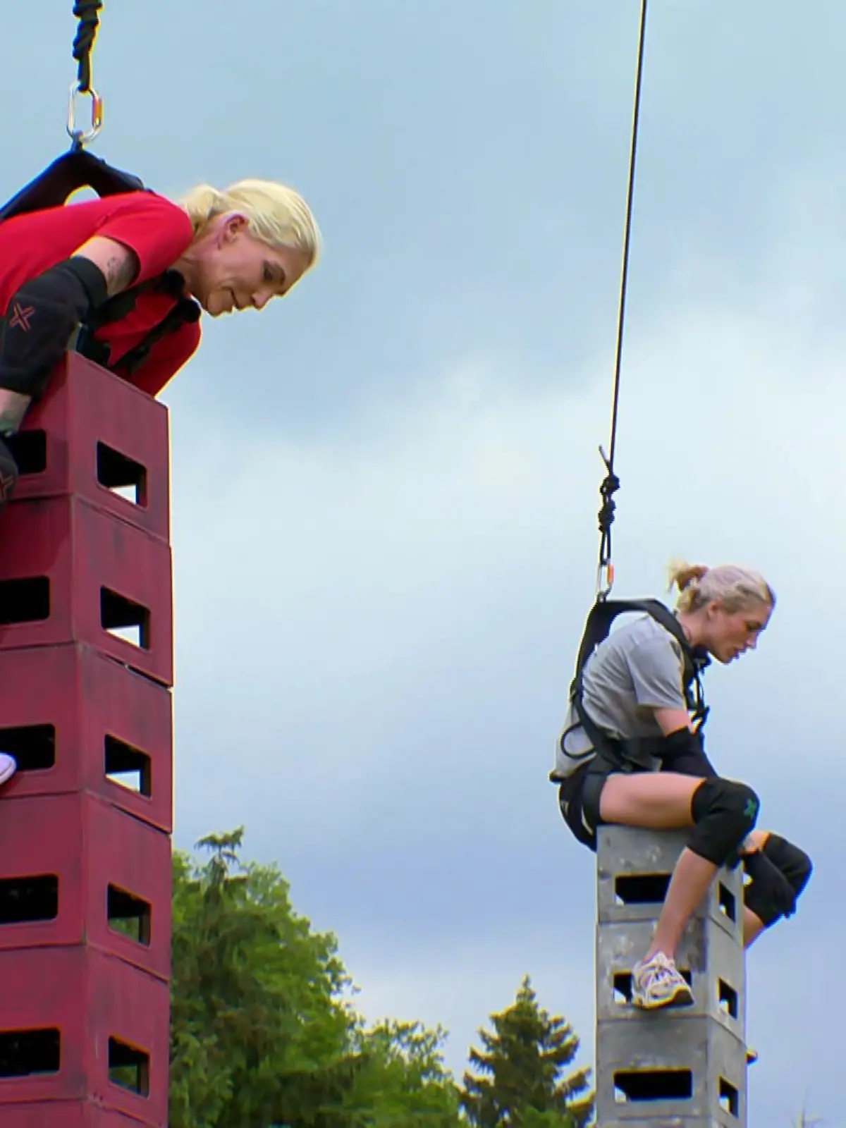 Sarah und Tessa kämpfen in schwindelerregender Höhe in der Exit-Challenge gegeneinander. 