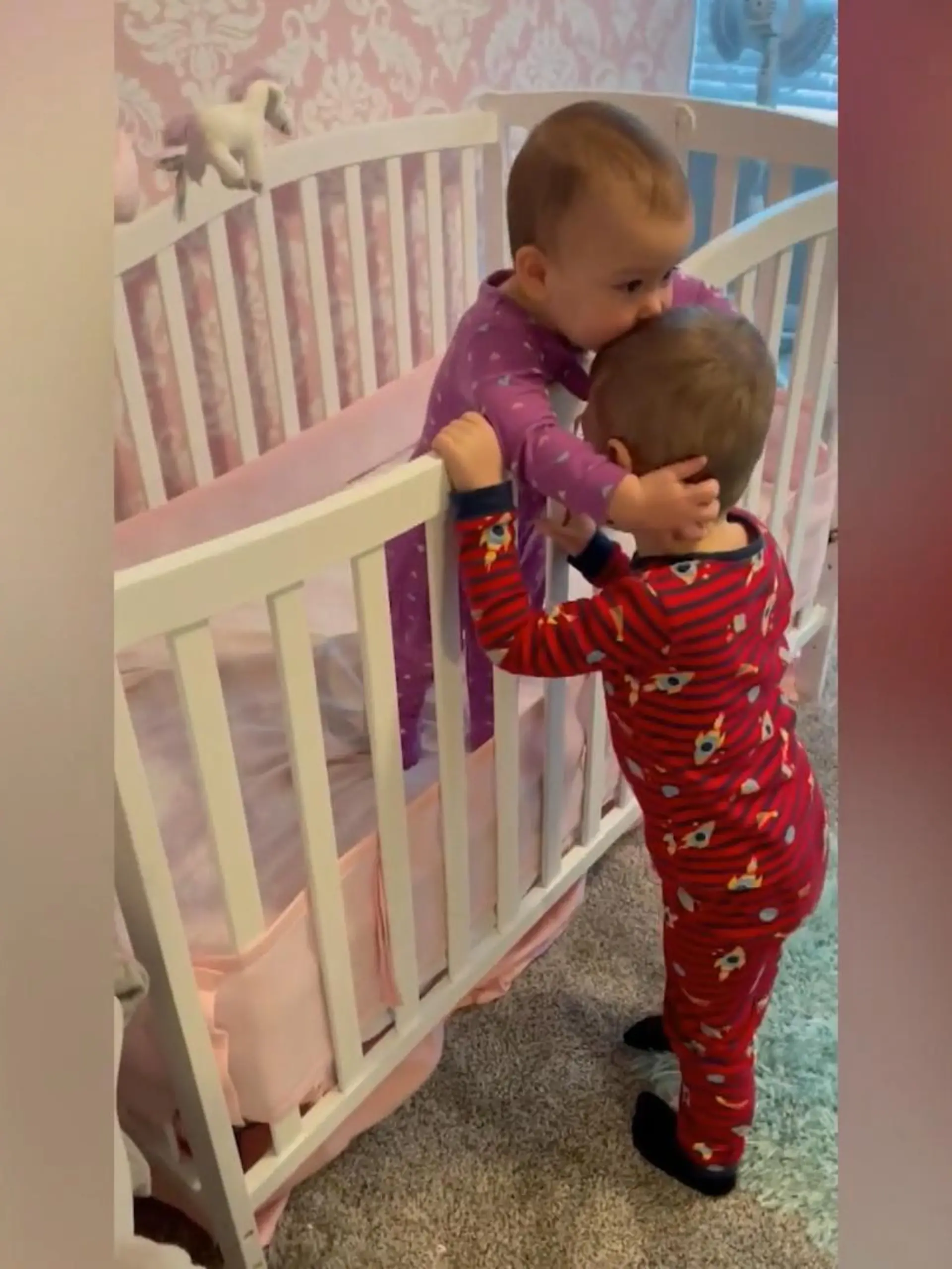 Kleine Warnung: Dieses Video ist einfach zuuuuckersüß! Denn diese beiden Knirpse zeigen ganz deutlich, wie Geschwisterliebe aussehen kann. Denn der vierjährige Cade aus Ohio gibt seiner Schwester Callie ein Guten-Morgen-Küsschen. Aber nicht nur an diesem Morgen, sondern jeden Morgen... an jedem Tag der Woche... – gleiches Morgenritual. Und das gefällt der kleinen Callie ganz offensichtlich seeehr gut. Wer würde nicht gerne mit so viel Liebe in den Tag starten?