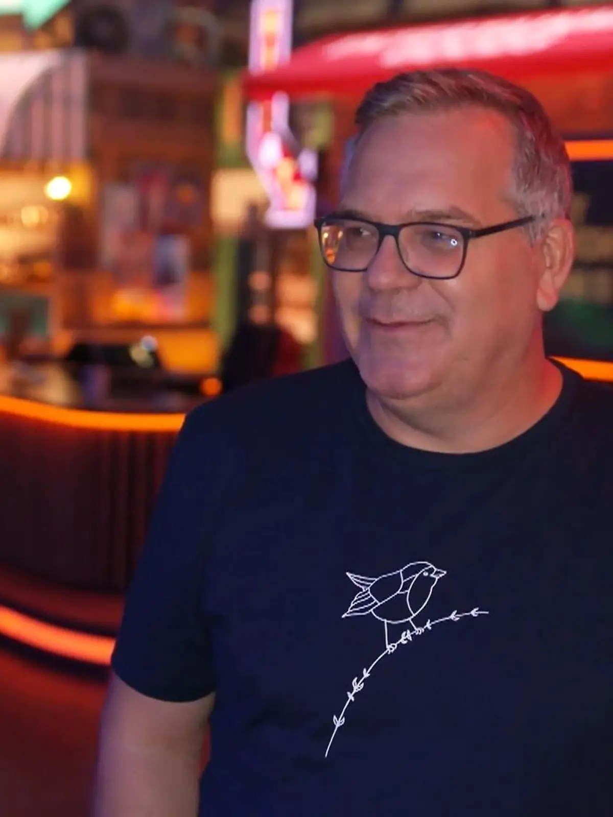Elton verrät uns jetzt, ob Stefan nach seinem verlorenen Spiel immer noch sauer auf ihn ist. 