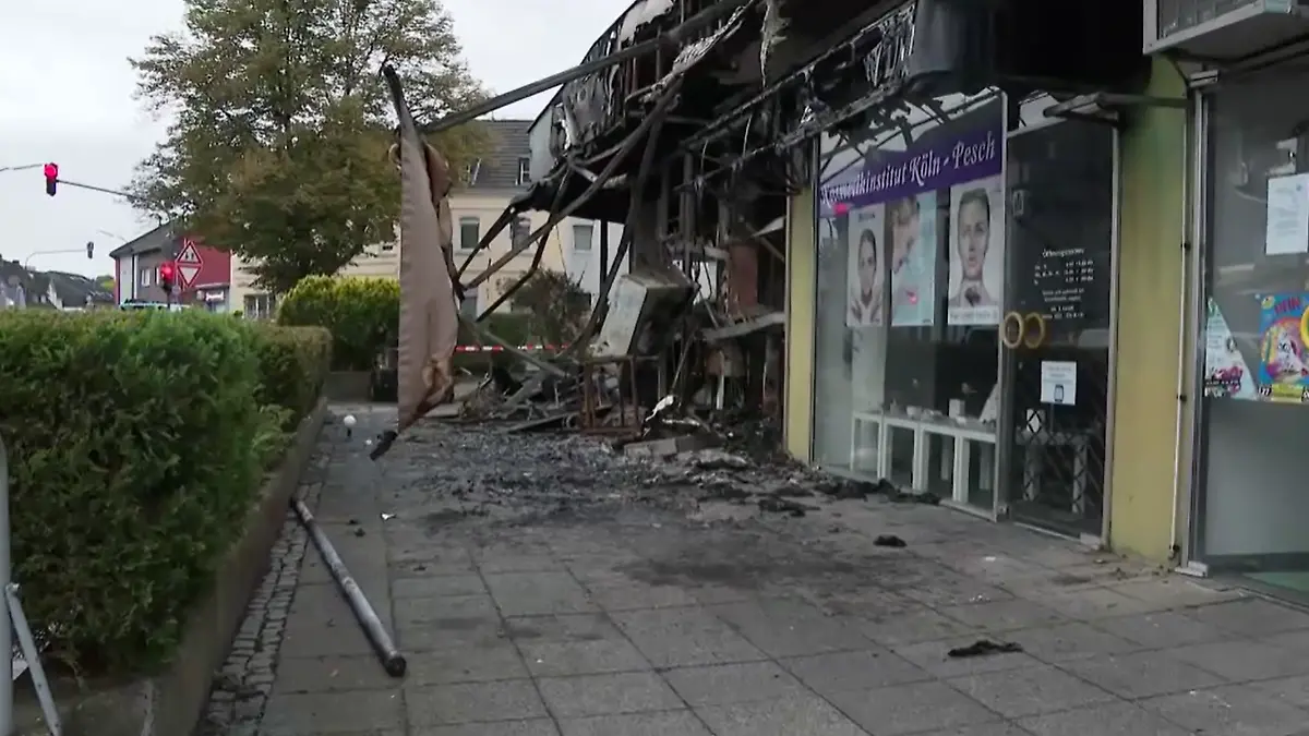 Ein ausgebranntes Café. 