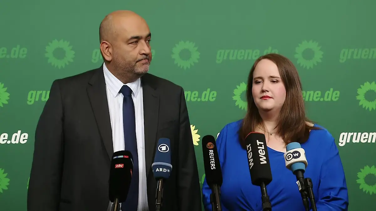 Die Grünen-Bundesvorsitzenden Ricarda Lang und Omid Nouripour während der Pressekonferenz.
