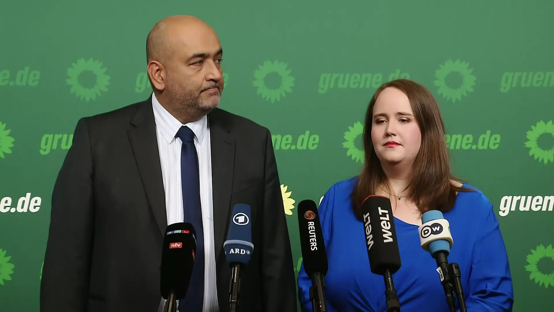 Die Grünen-Bundesvorsitzenden Ricarda Lang und Omid Nouripour während der Pressekonferenz.