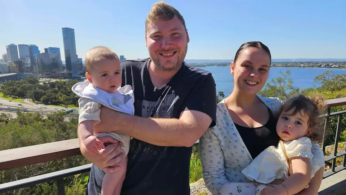 Die Familie Baker mit dem kleinen Teddy, Papa Joshua, Mama Abbe und der kleinen Bella