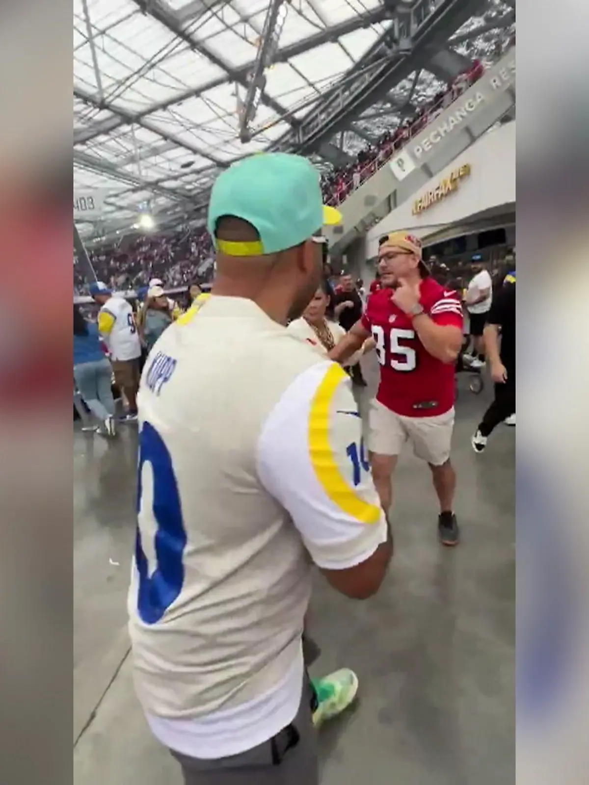Bild zu: "Brutale NFL-Fan-Schlägerei im Stadion der Rams"