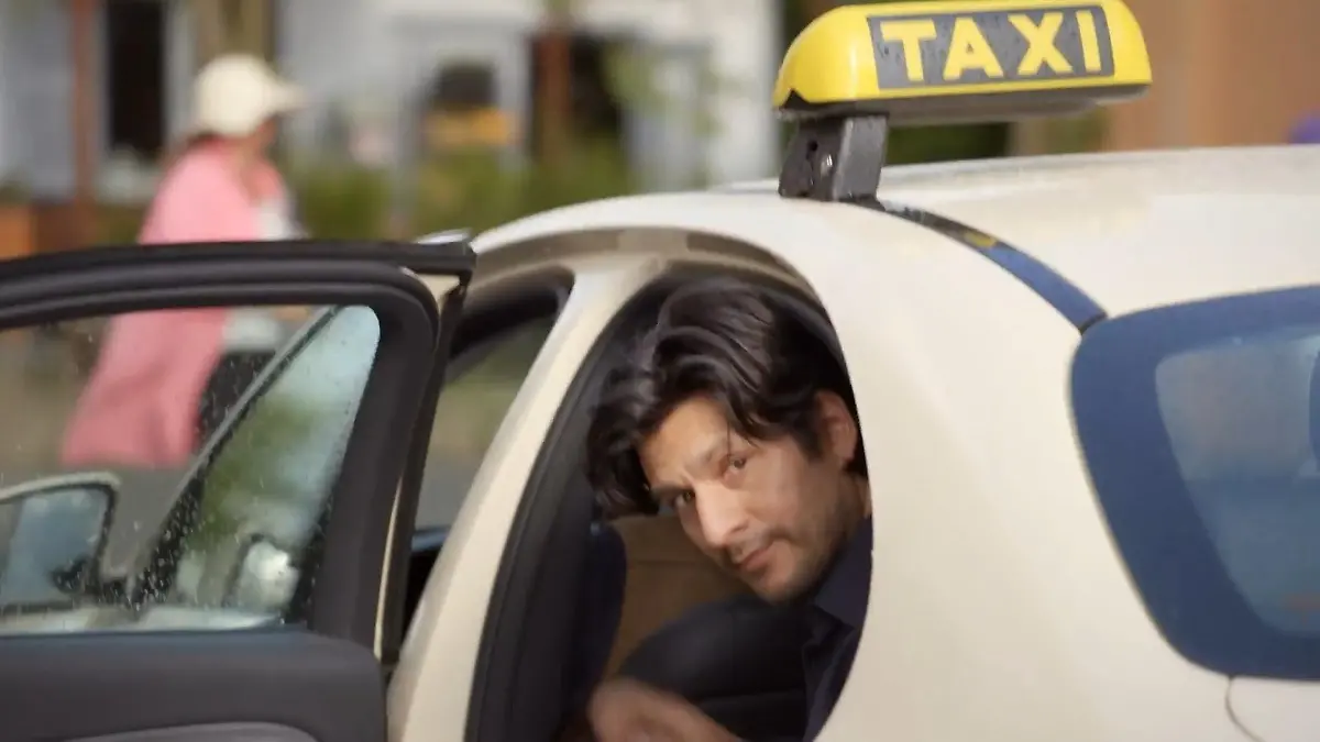 Noch ein letzter Blick zurück, dann geht es für Maximilian mit dem Taxi zum Flughafen. 