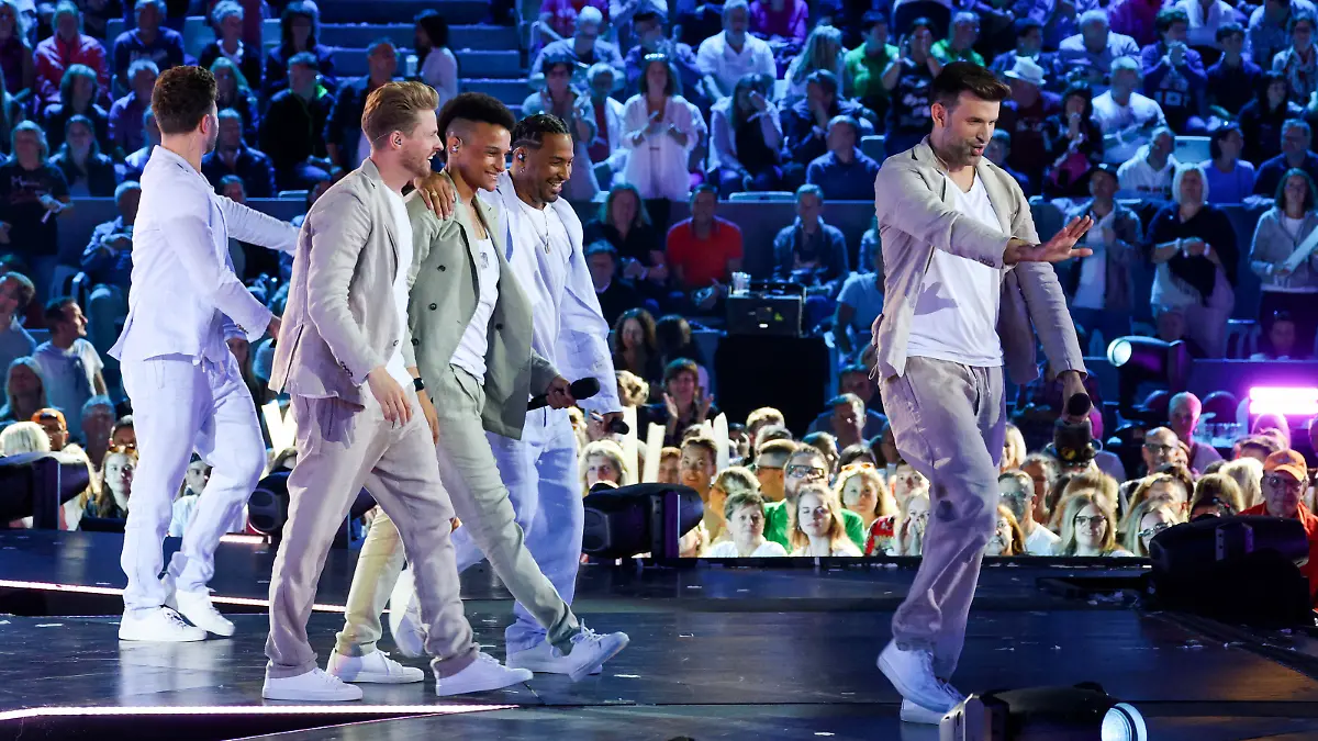 Team 5ünf mit Prince Damien in der ARD/ORF TV-Show 'Schlagerbooom Open Air - Die Stadionshow in Österreich' live aus dem Stadion. Kitzbühel, 01.07.2023