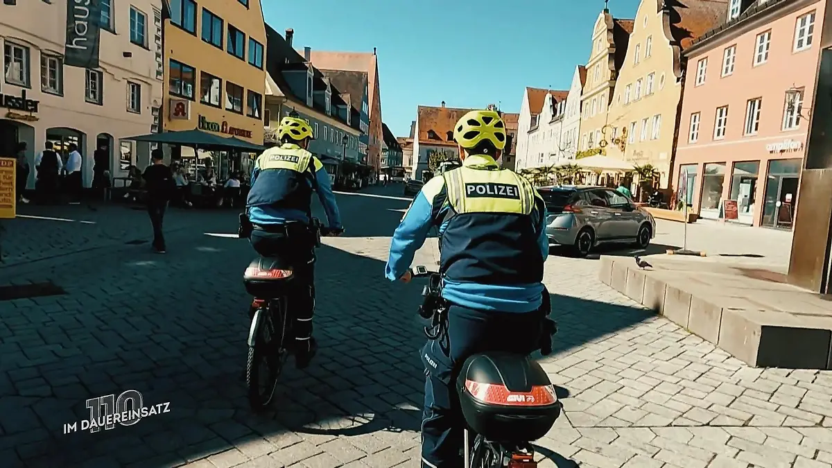 Anschnallen im Straßenverkehr ist wichtig Polizisten auf Fahrradstreife