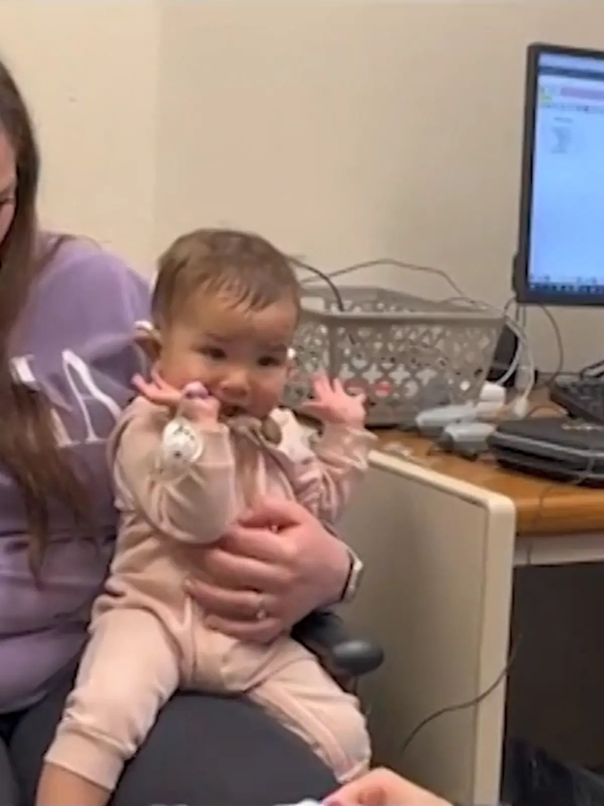 Bild zu: "Hier hört Zoey (10 Monate) Papas Stimme zum allerersten Mal"