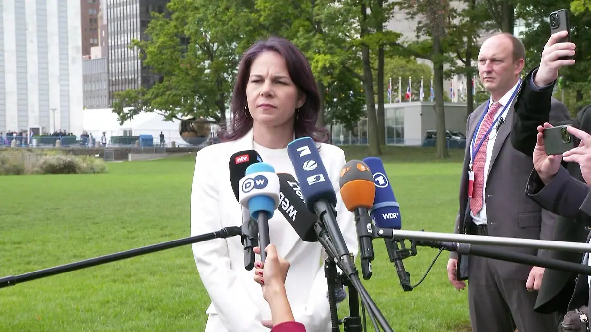 Baerbock tadelt russische Journalisten vor laufender Kamera. Er steht ihr im Weg