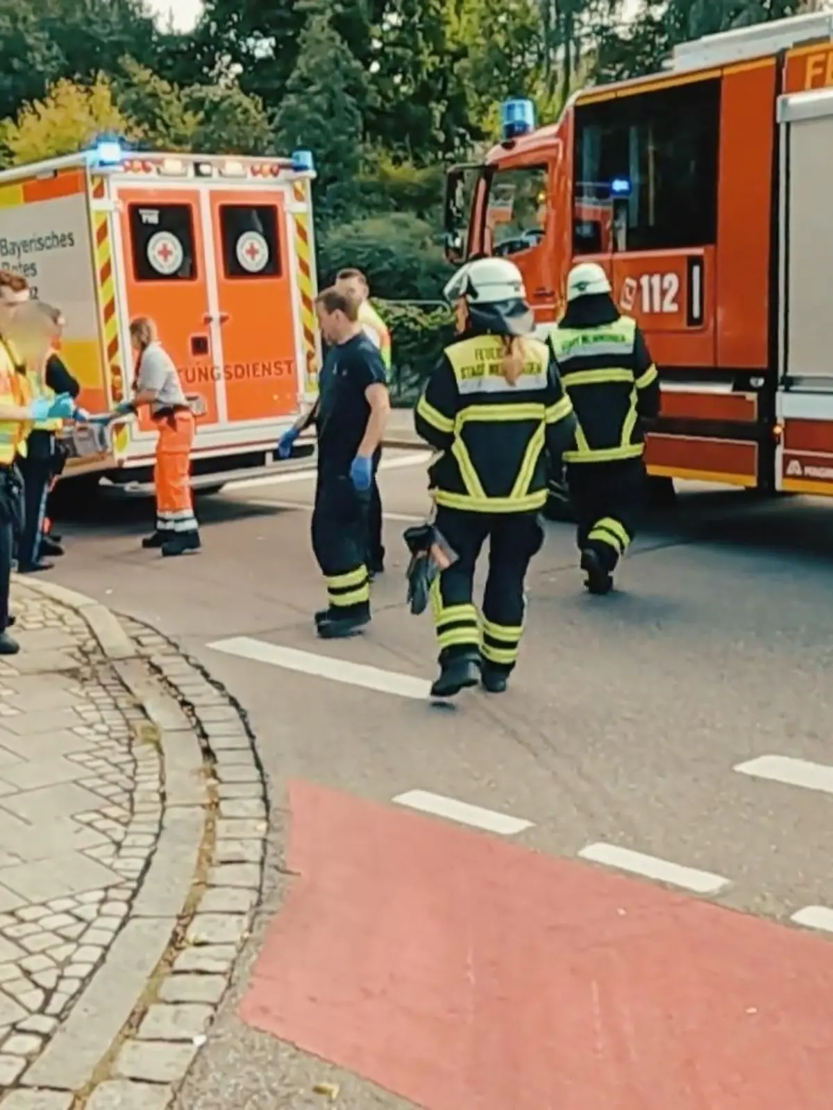 Bild zu: "Jonathan und Mathis sichern die Unfallstelle"