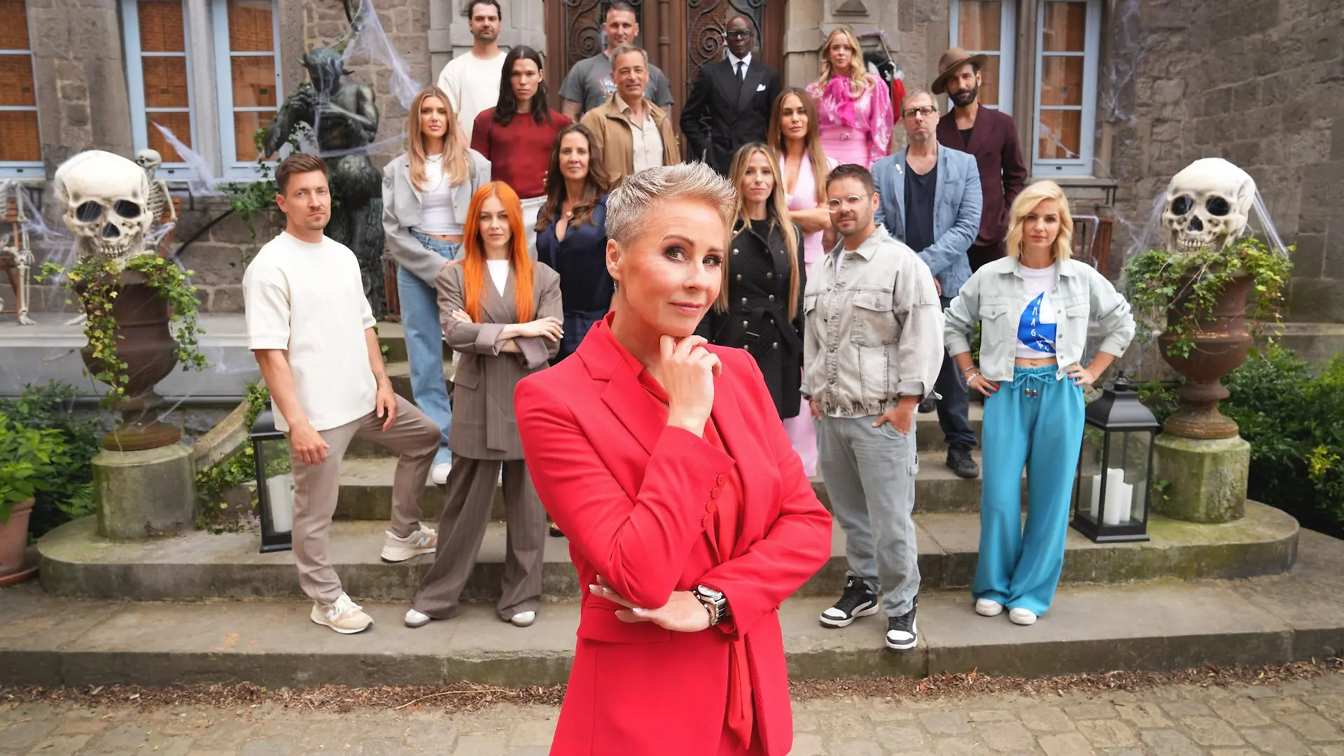 „Die Verräter ? Vertraue Niemandem!” mit Schlossherrin Sonja Zietlow (vorne) startet mit einem Halloween-Special am Donnerstag, 10. Oktober 2024 auf RTL+ und RTL. Auf ein mörderisches Spiel um den Silberschatz im Wert von bis zu 50.000 Euro eingelassen haben sich (hinten v.l.) Jimi Blue Ochsenknecht, Kevin Kuske, Bruce Darnell, Marina Hoermanseder, Massimo Sinato, (Mitte v.l.) Gerda Lewis, Helge Mark, Jan Sosniok, Jessica Haller, Oliver Korittke, (vorne v..l.) Philipp Boy, Oana Nechiti, Dana Schweiger, Gülcan Kamps, Thomas Drechsel, Susan Sideropoulos