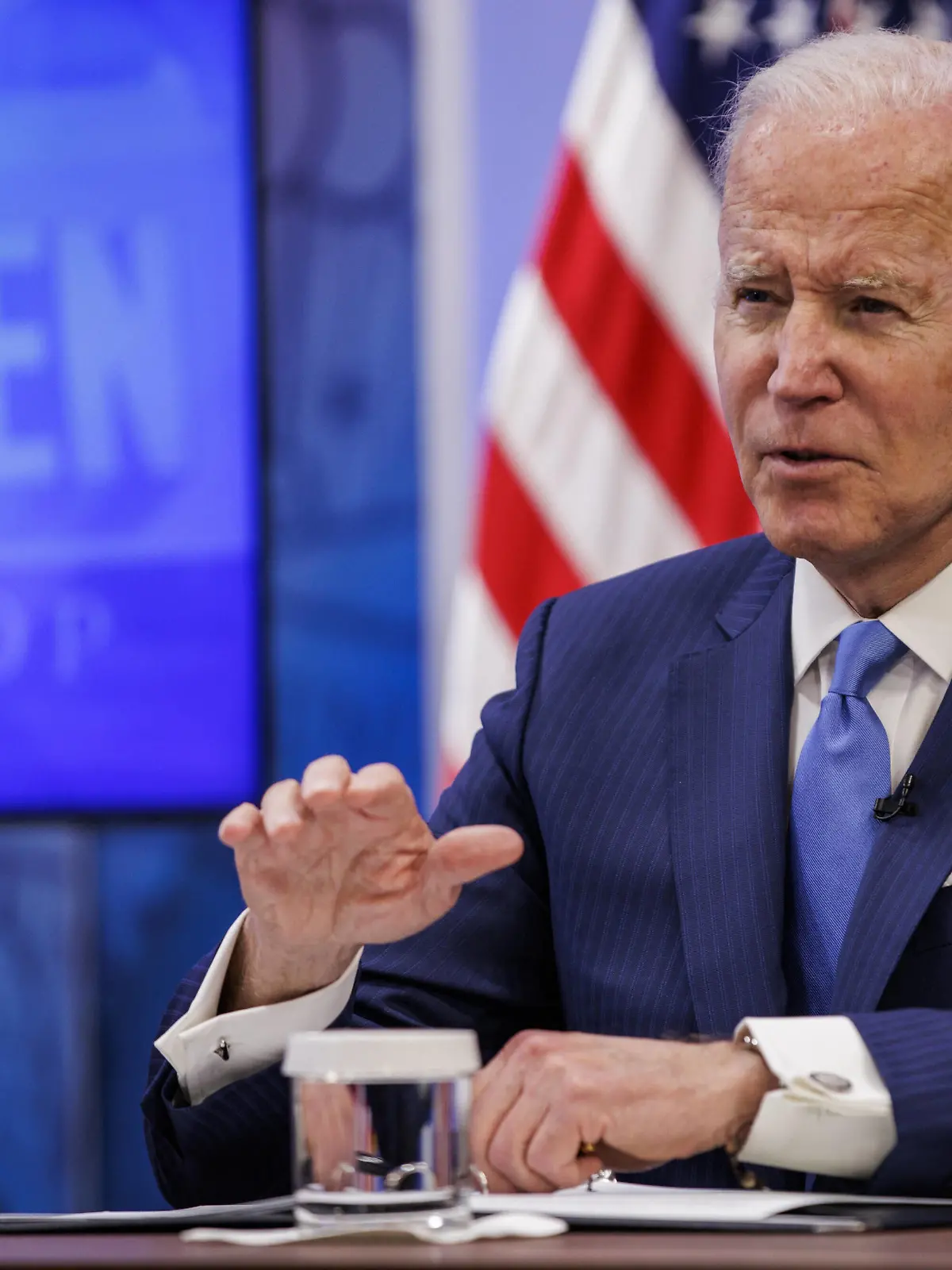  U.S. President Joe Biden speaks while meeting with small business owners in the Eisenhower Executive Office Building in Washington, D.C., U.S., on Thursday, April 28, 2022. Biden is expected to discuss the small business boom during Biden s term in office according to the White House. PUBLICATIONxINxGERxSUIxAUTxHUNxONLY WASP20220428121 SamuelxCorum