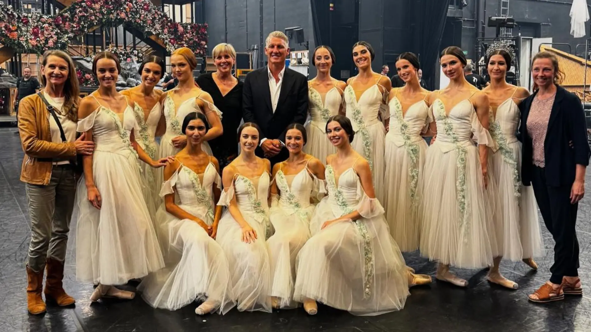 Bastian Schweinsteiger trifft Balletttänzerinnen das Berliner Staatsballetts