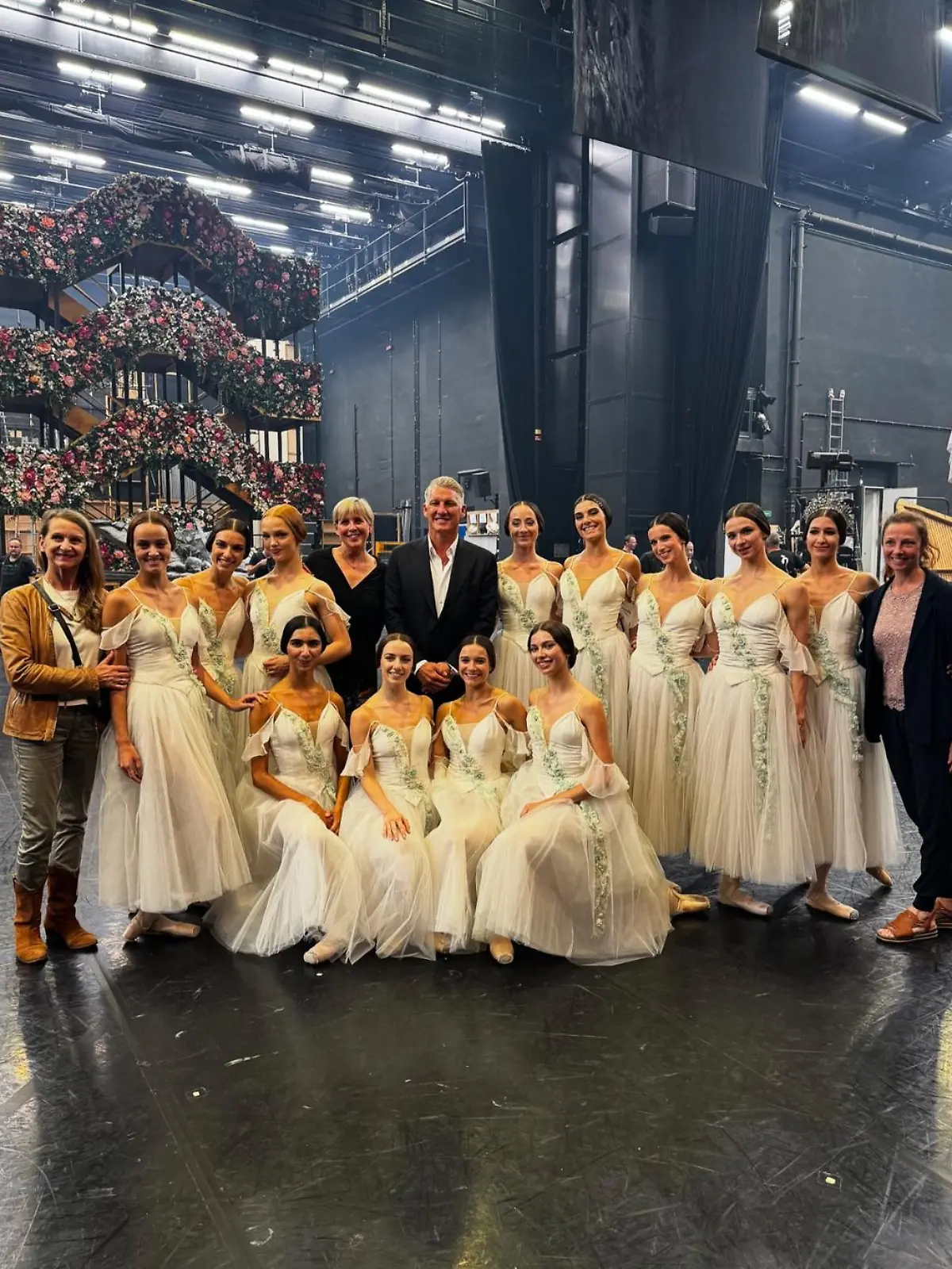 Bastian Schweinsteiger trifft Balletttänzerinnen das Berliner Staatsballetts